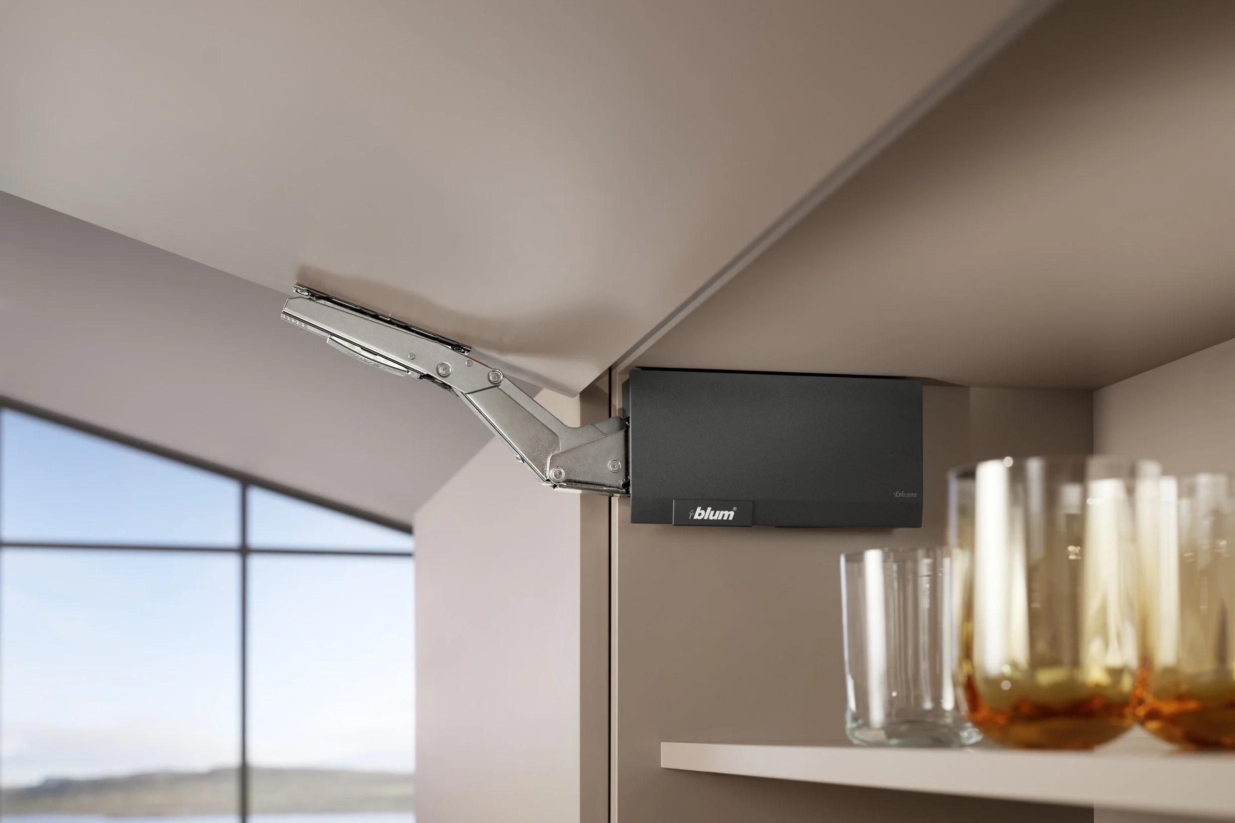 Ferrure pour porte relevable de la marque Blum.