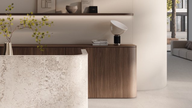 Des échantillons de matériaux de différentes textures et couleurs, disposés en couches. De la marque Egger.