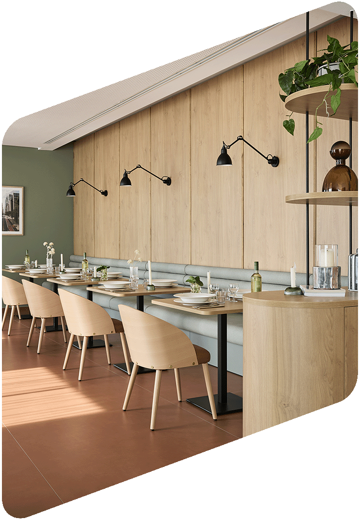 Salle à manger moderne avec tables en bois, chaises en bois clair, murs en bois clair, lampes murales noires, décoration végétale, et vaisselle élégante.