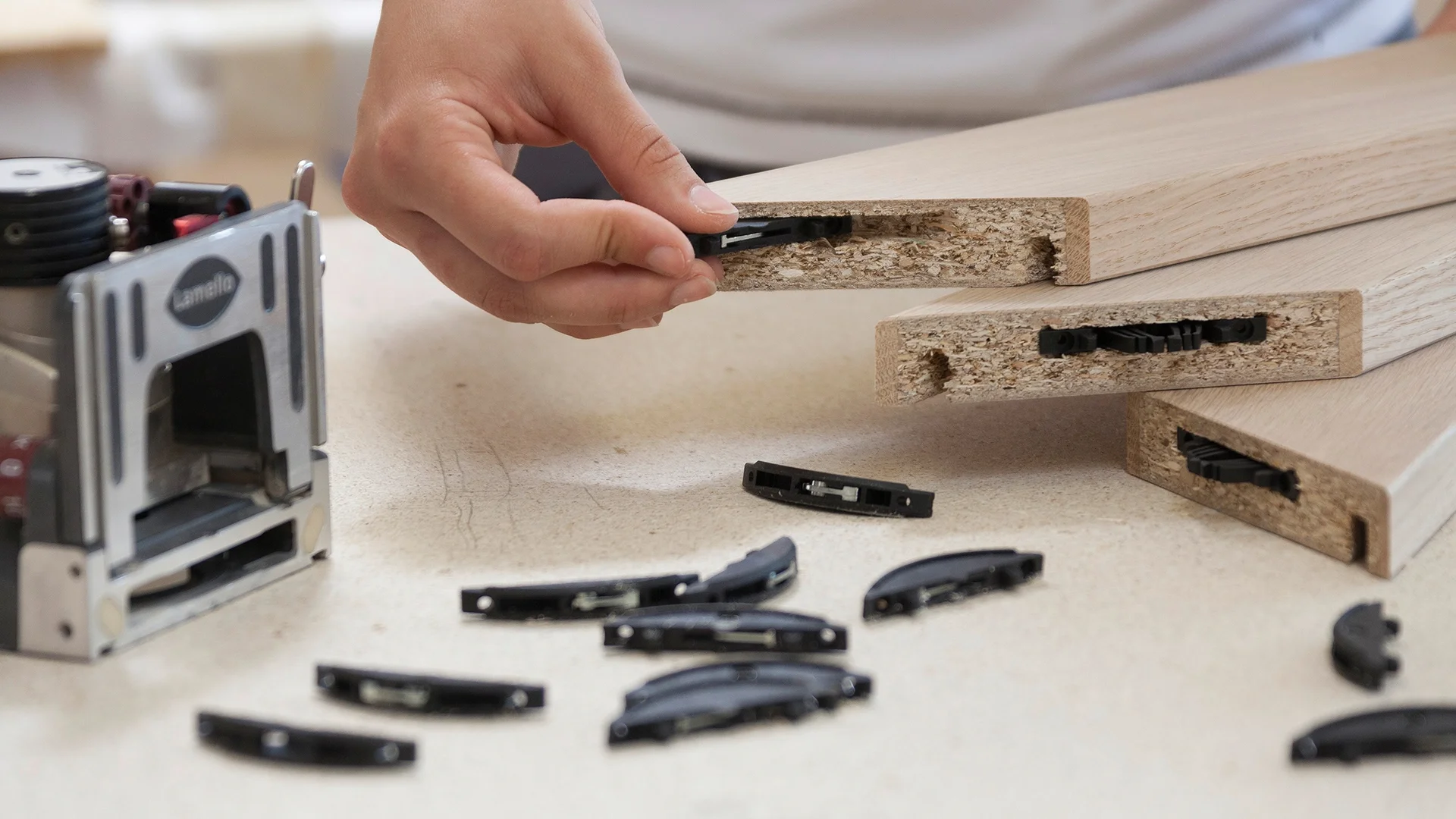 Pièces de plastique noir, systèmes d'assemblage pour meubles. De la marque Lamello.