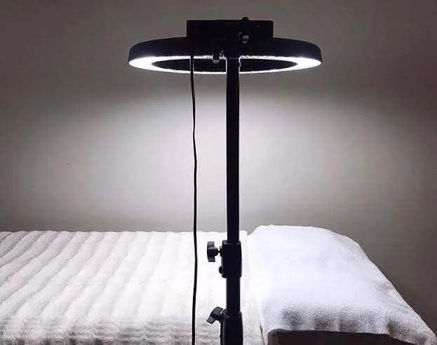 Professional lash light positioned over a lash bed for clear and precise eyelash extension application