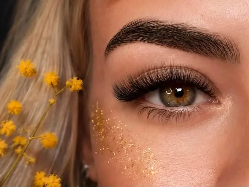 Soft hybrid eyelash extensions combining classic and volume lashes