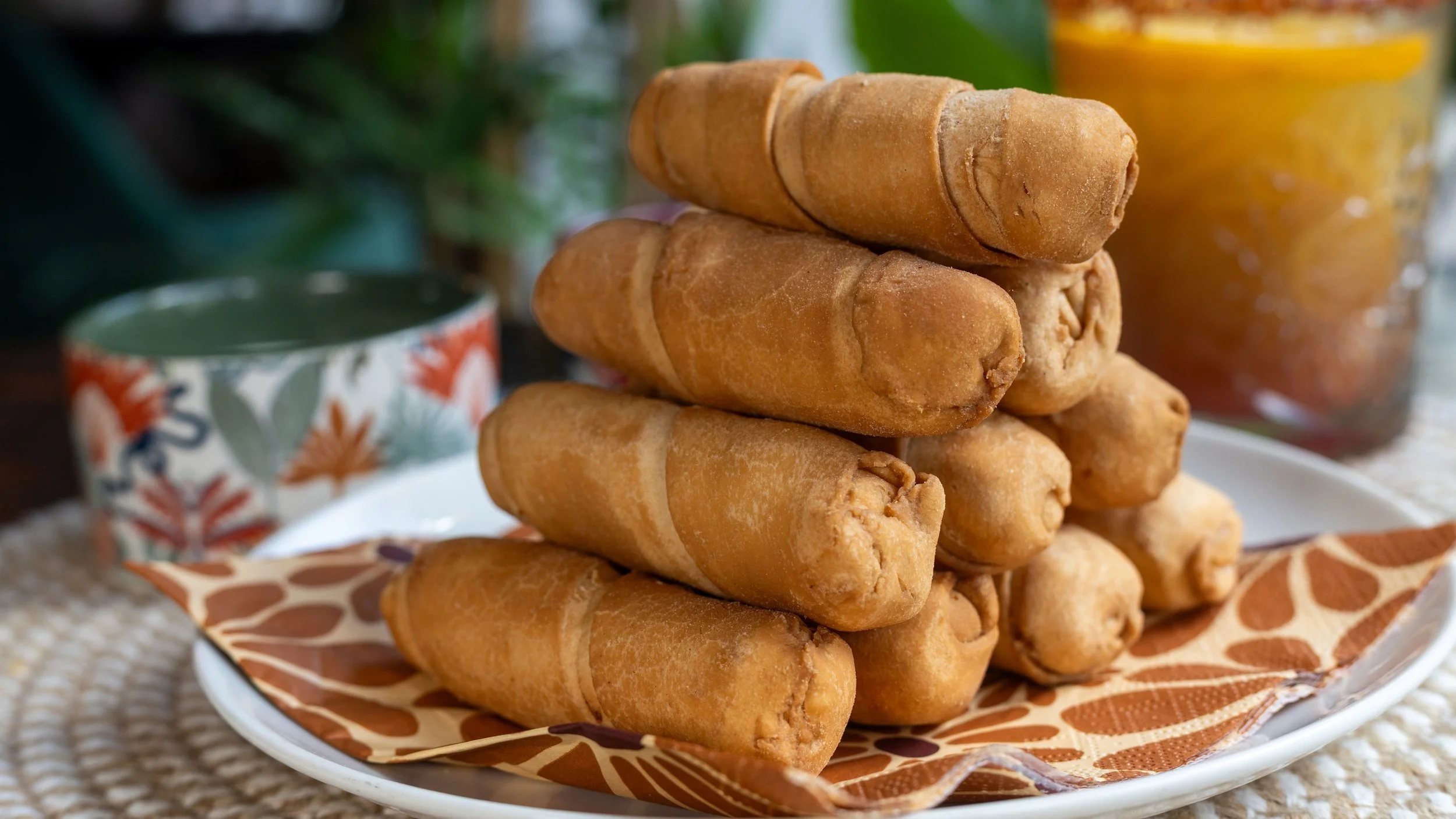 Torre tequeños de queso en un plato