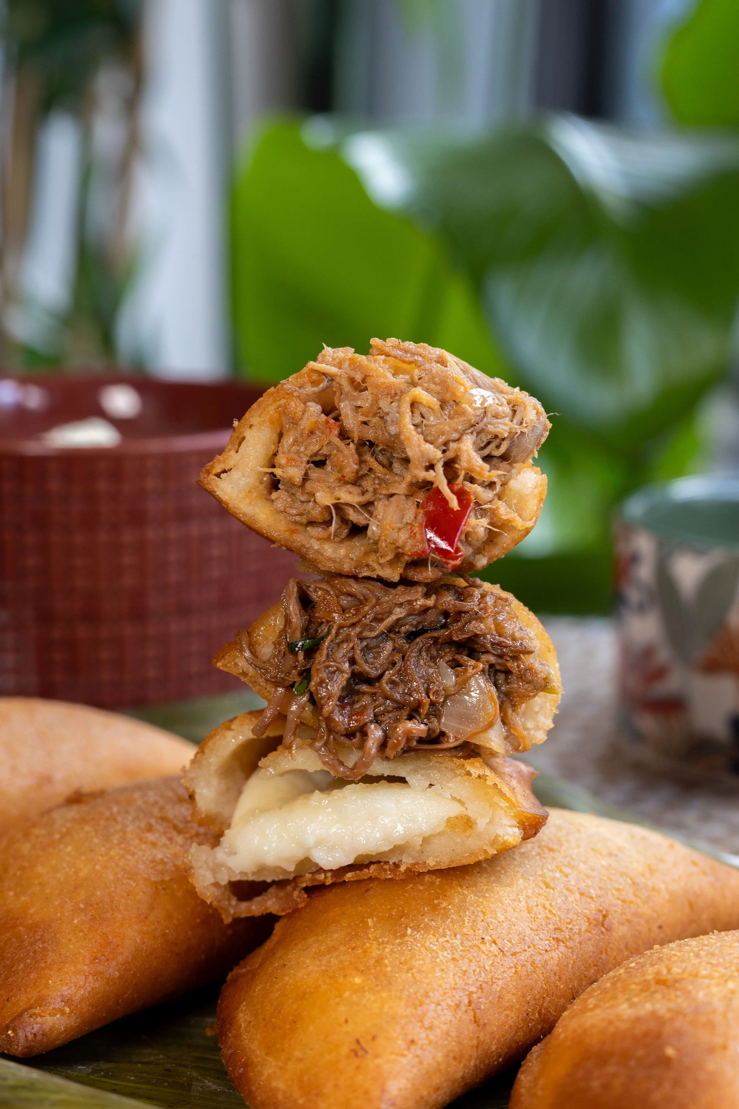 Empanadas venezolanas de queso, pollo y carne mechada.