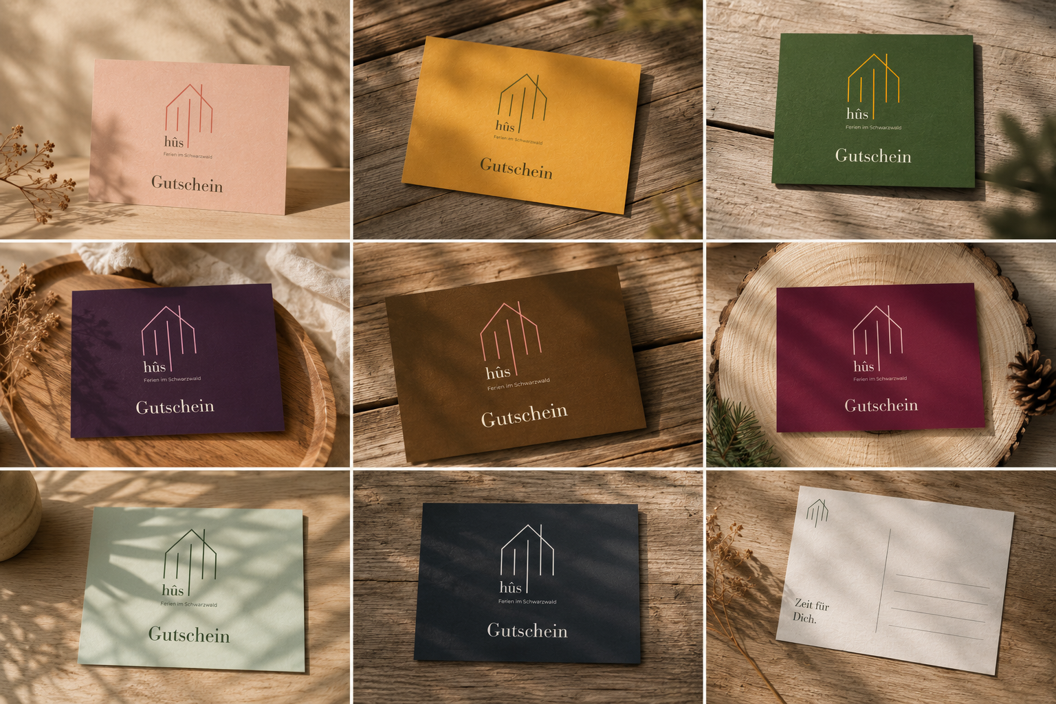 Verschiedene Geschenkgutscheine in bunten Farben, alle mit einem minimalistischen Logo eines Hauses und dem Text "hüs Ferien im Schwarzwald" sowie dem Wort "Gutschein" auf Holzuntergrund, mit einem zweiseitigen Karten-Design