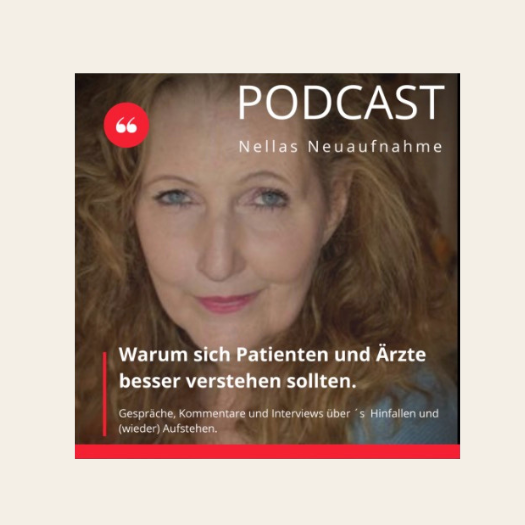 Podcast-Cover mit einem Nahaufnahmebild einer Frau mit roten Haaren, blauer Augen und einem Lächeln, Titeltext: 'Warum sich Patienten und Ärzte besser verstehen sollten', Untertitel: 'Gespräche, Kommentare und Interviews über das Hinfallen und wieder Aufstehen'.