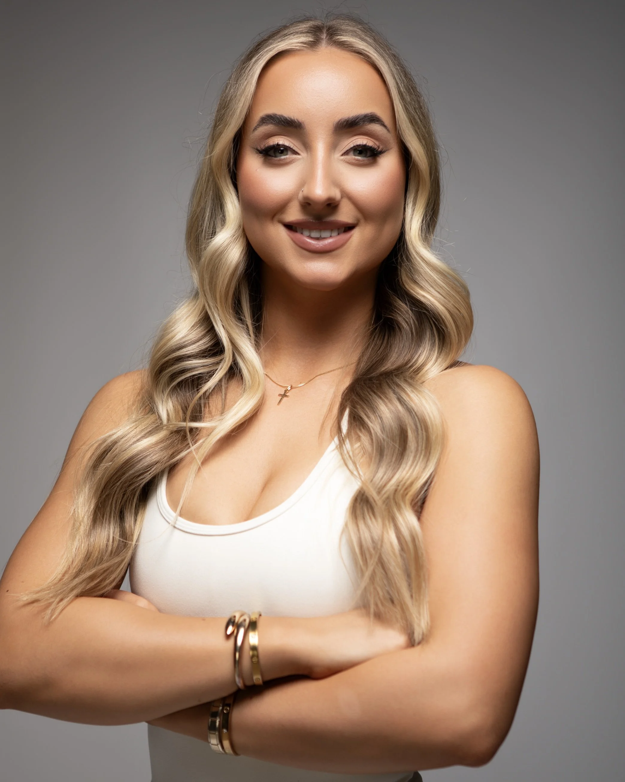 Portrait of Olivia Strauss, founder of Olura Coaching and women's online fitness coach.