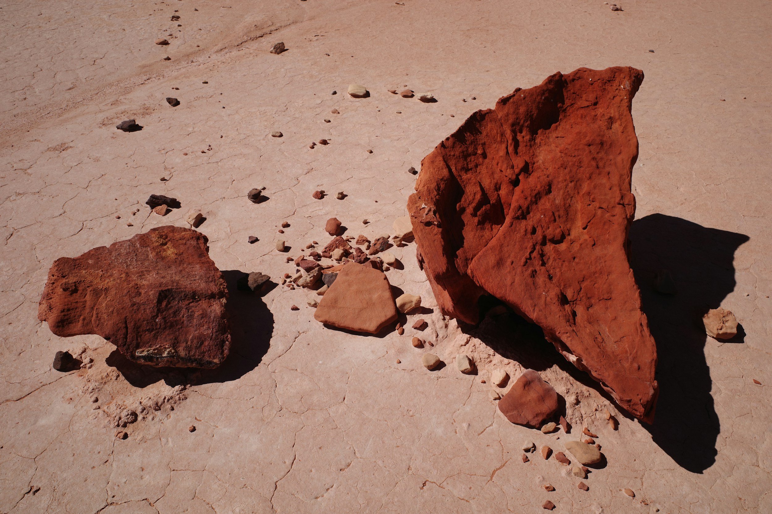 Tercio de piedra y grava en un terreno árido y agrietado, con sombras