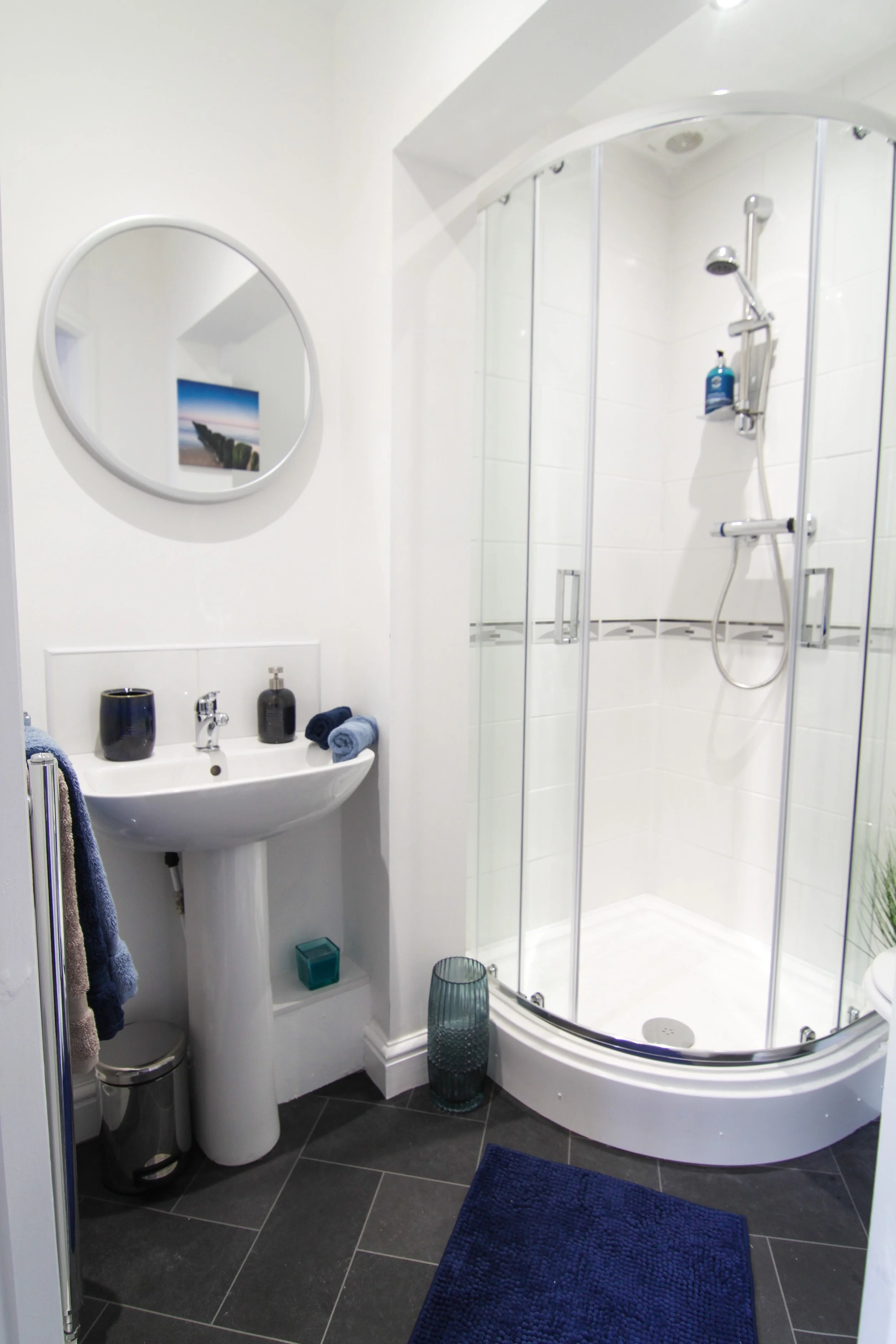 Keith St Bed1 ensuite.jpg