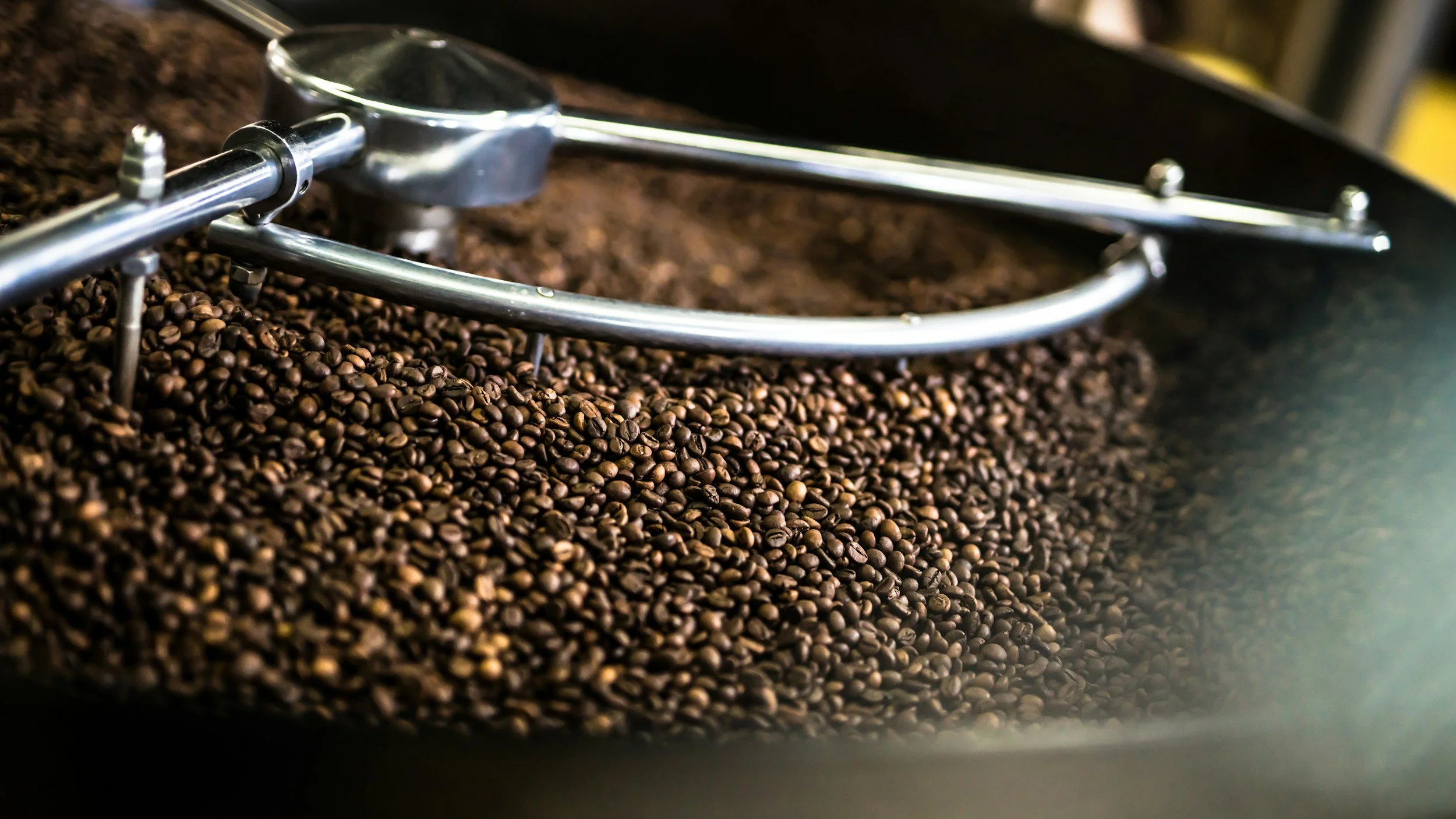 Grains de café dans une machine à torréfier.