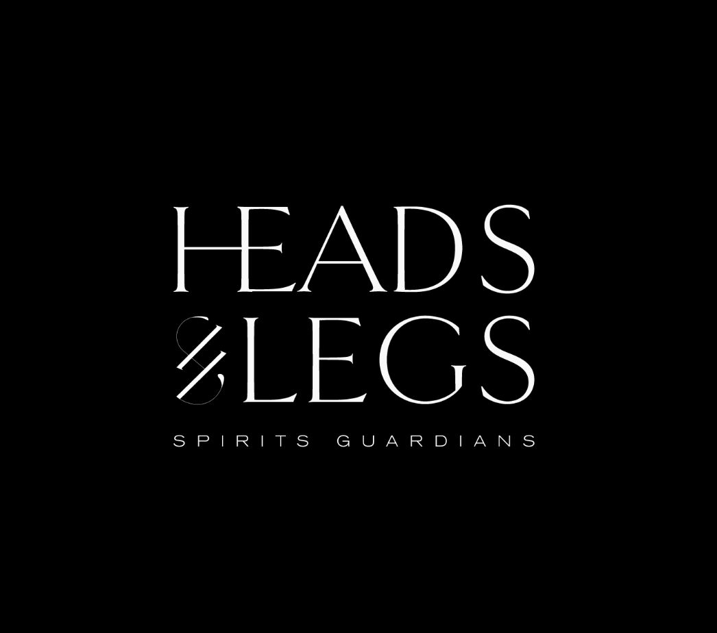 Logo de la série 'Heads & Legs: Spirits Guardians' avec un fond noir et du texte blanc.