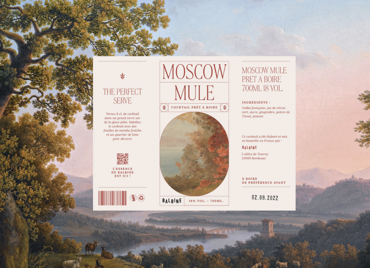 Une étiquette de bouteille de Mule de Moscou posée sur un paysage pastoral avec des montagnes, une rivière, des arbres et des animaux tels que des cerfs et des moutons.