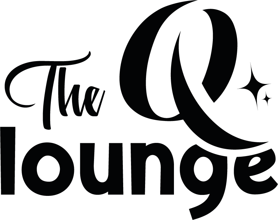 De afbeelding toont de tekst 'The Q Lounge' in een sierletters, met een sterretje erbij.