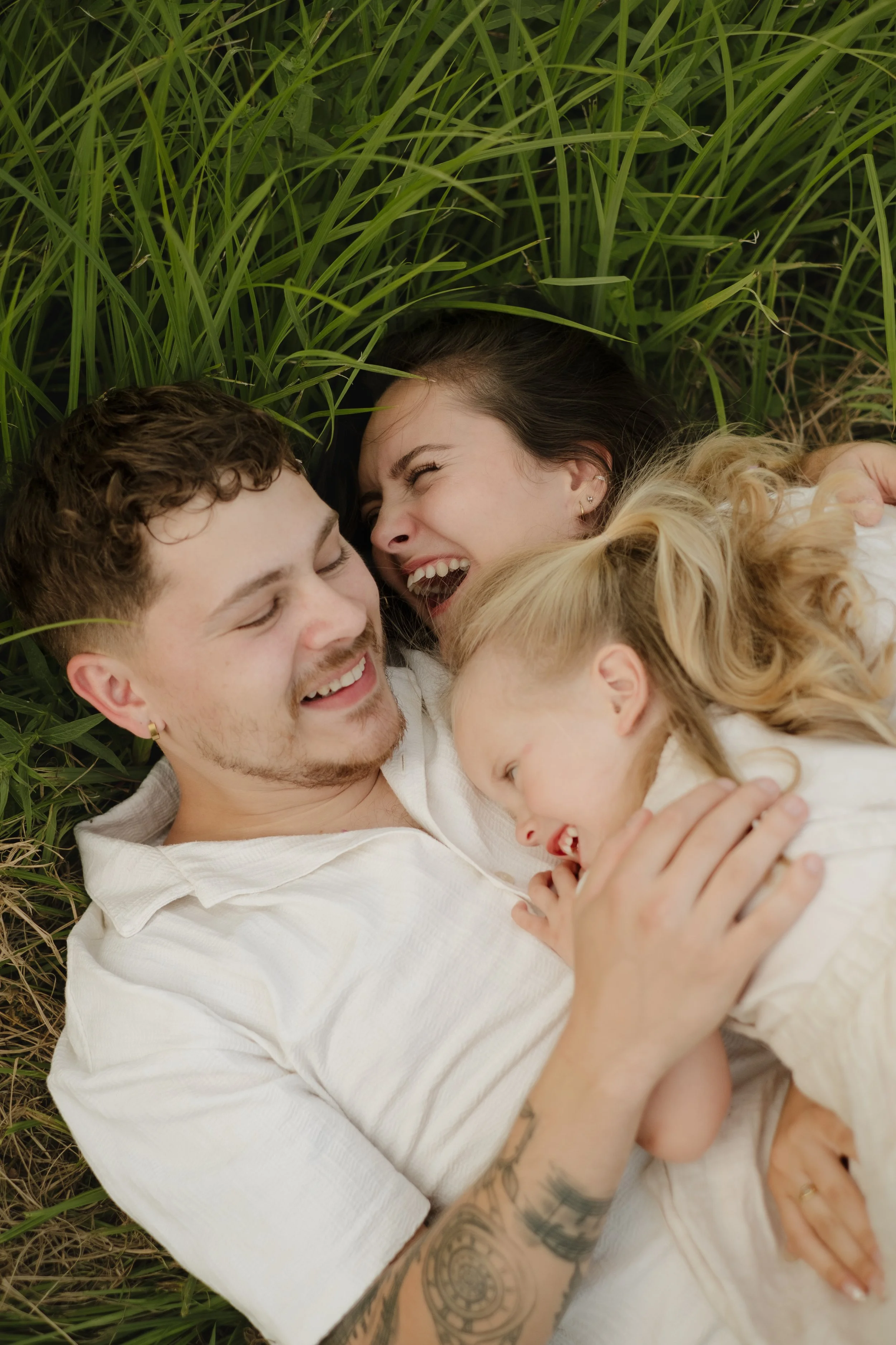 Parents et enfants photographiés dans un moment naturel en Essonne