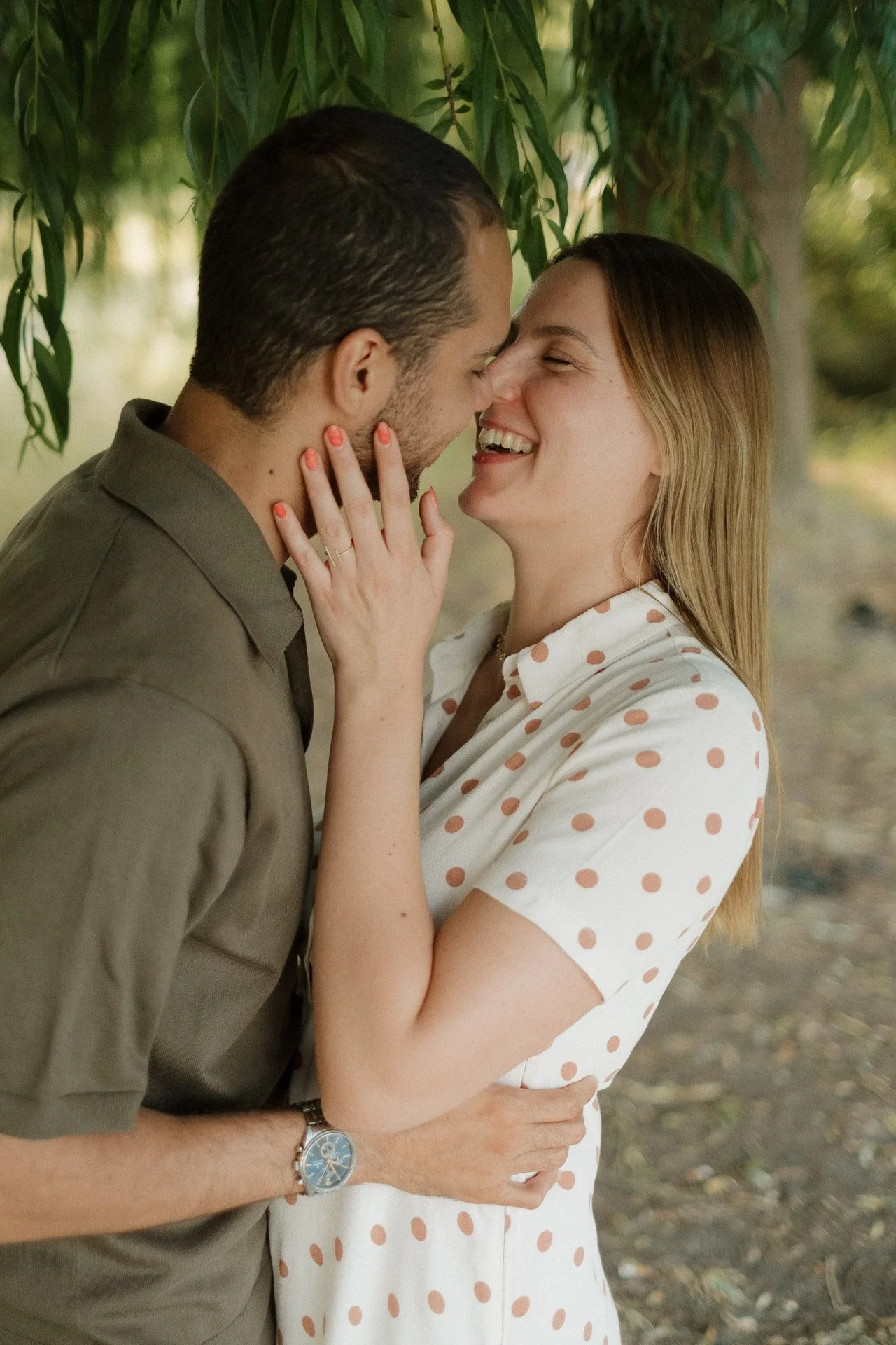 Séance photo couple en extérieur avec une ambiance douce et naturelle à Brétigny-sur-Orge