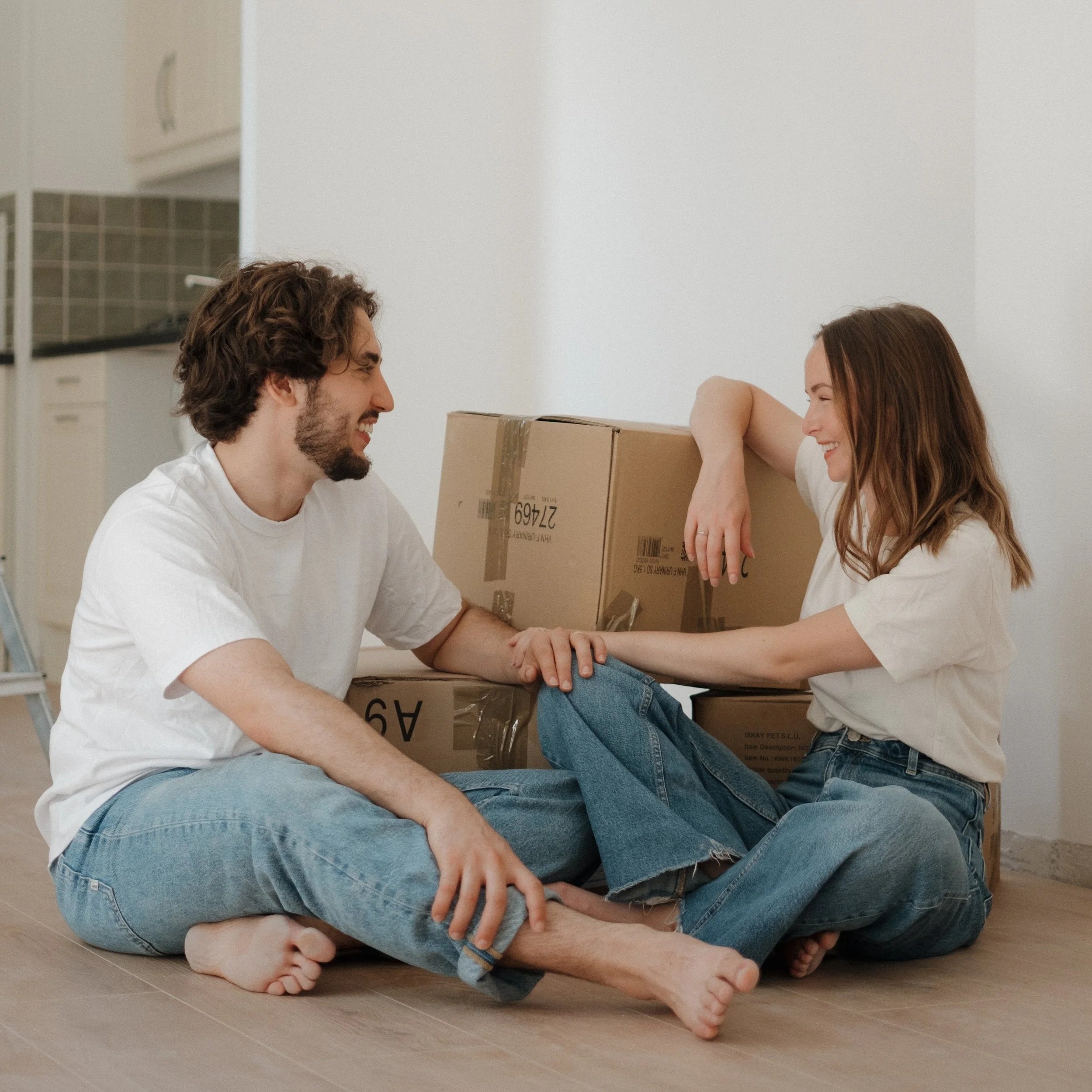 Séance photo couple à domicile à Brétigny-sur-Orge, dans un appartement presque vide.