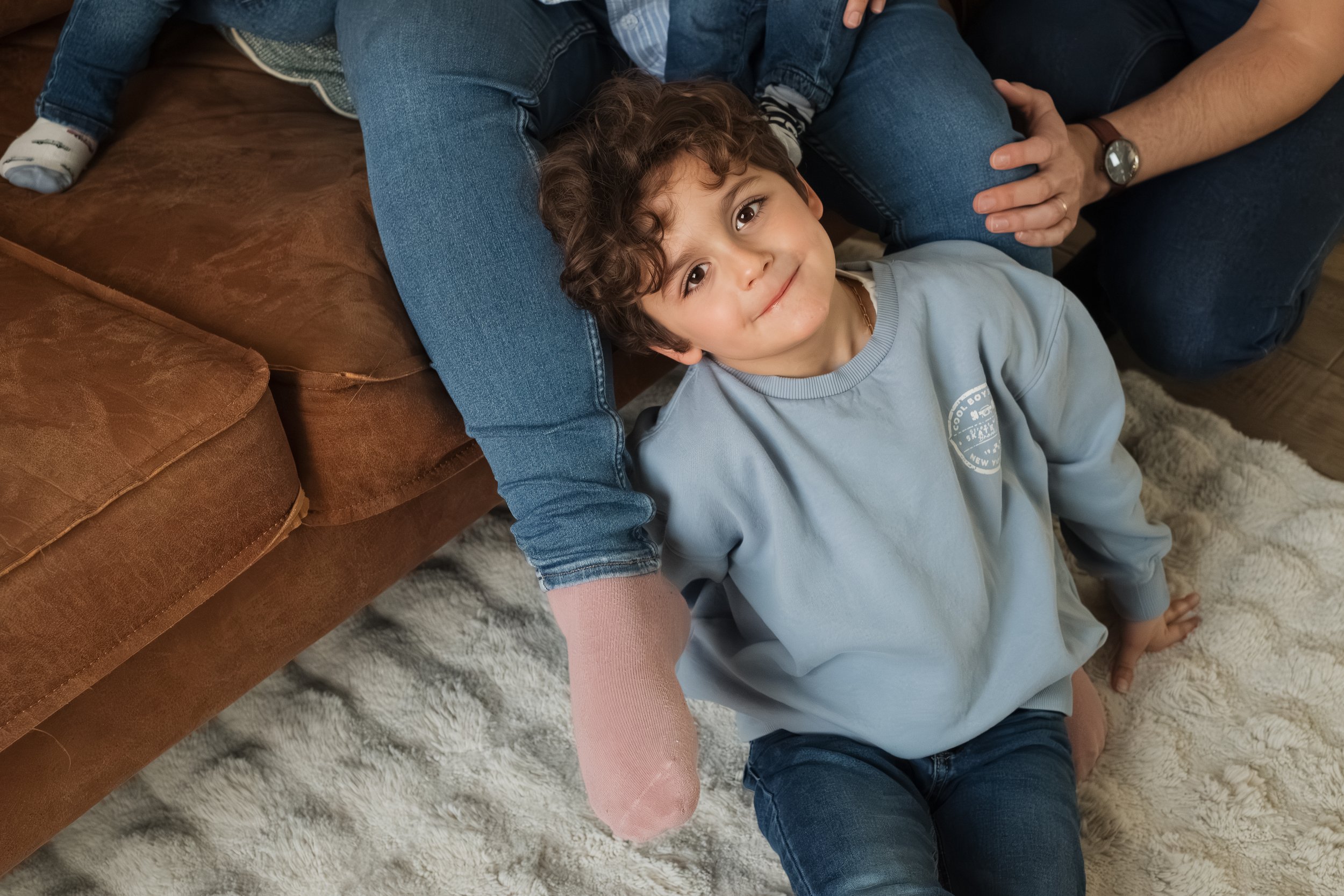 Famille avec enfants pendant une séance photo naturelle à domicile