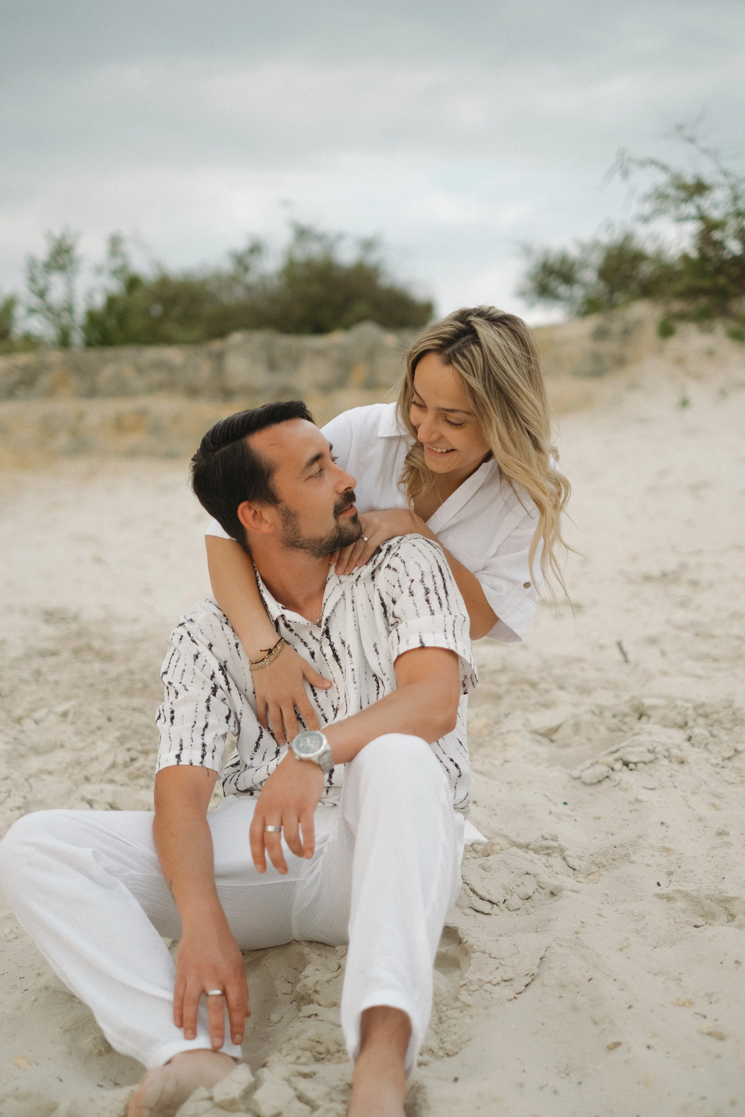 Couple photographié en lumière naturelle en Essonne