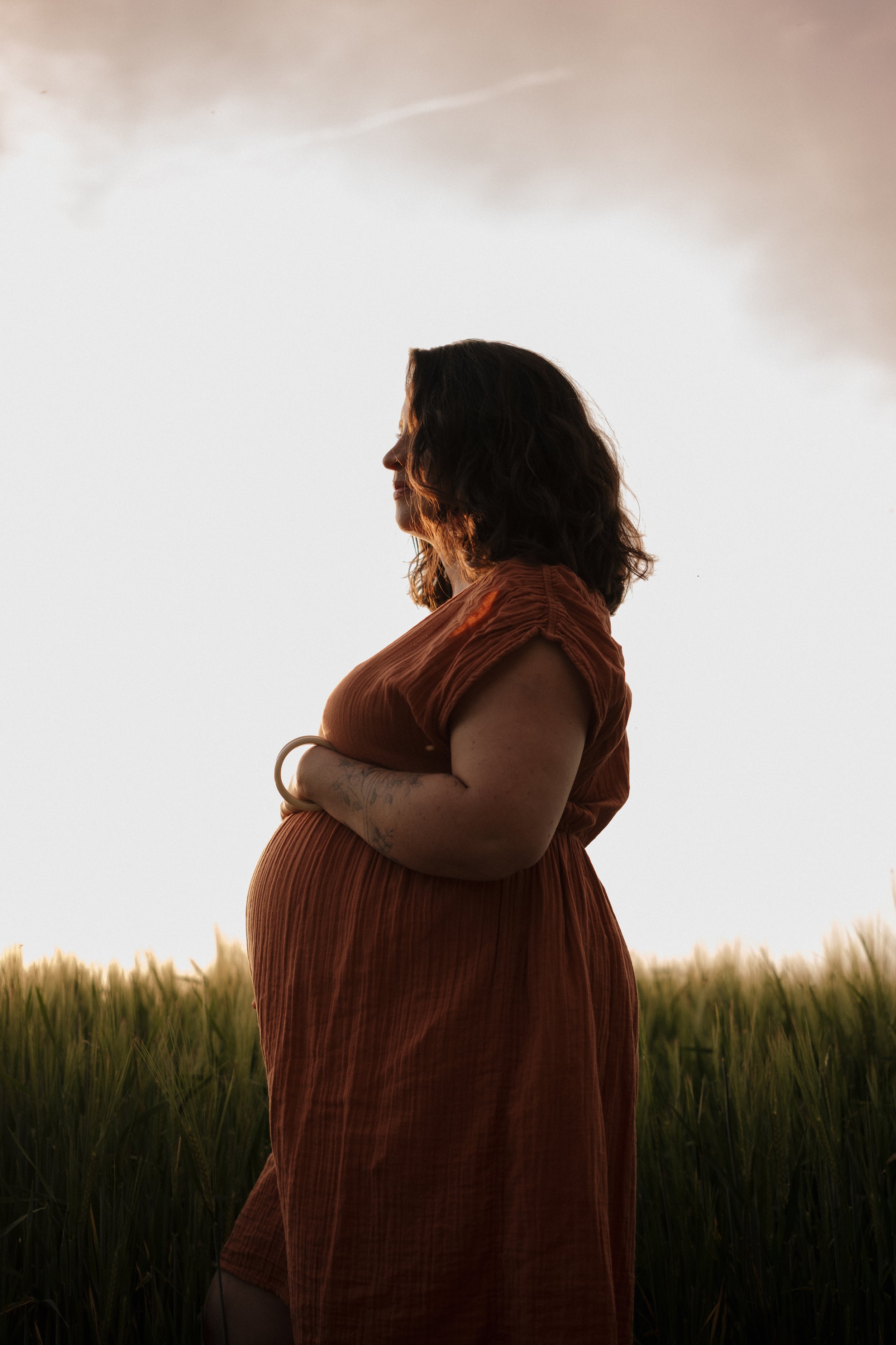 Future maman photographiée en extérieur au coucher du soleil en Essonne 91