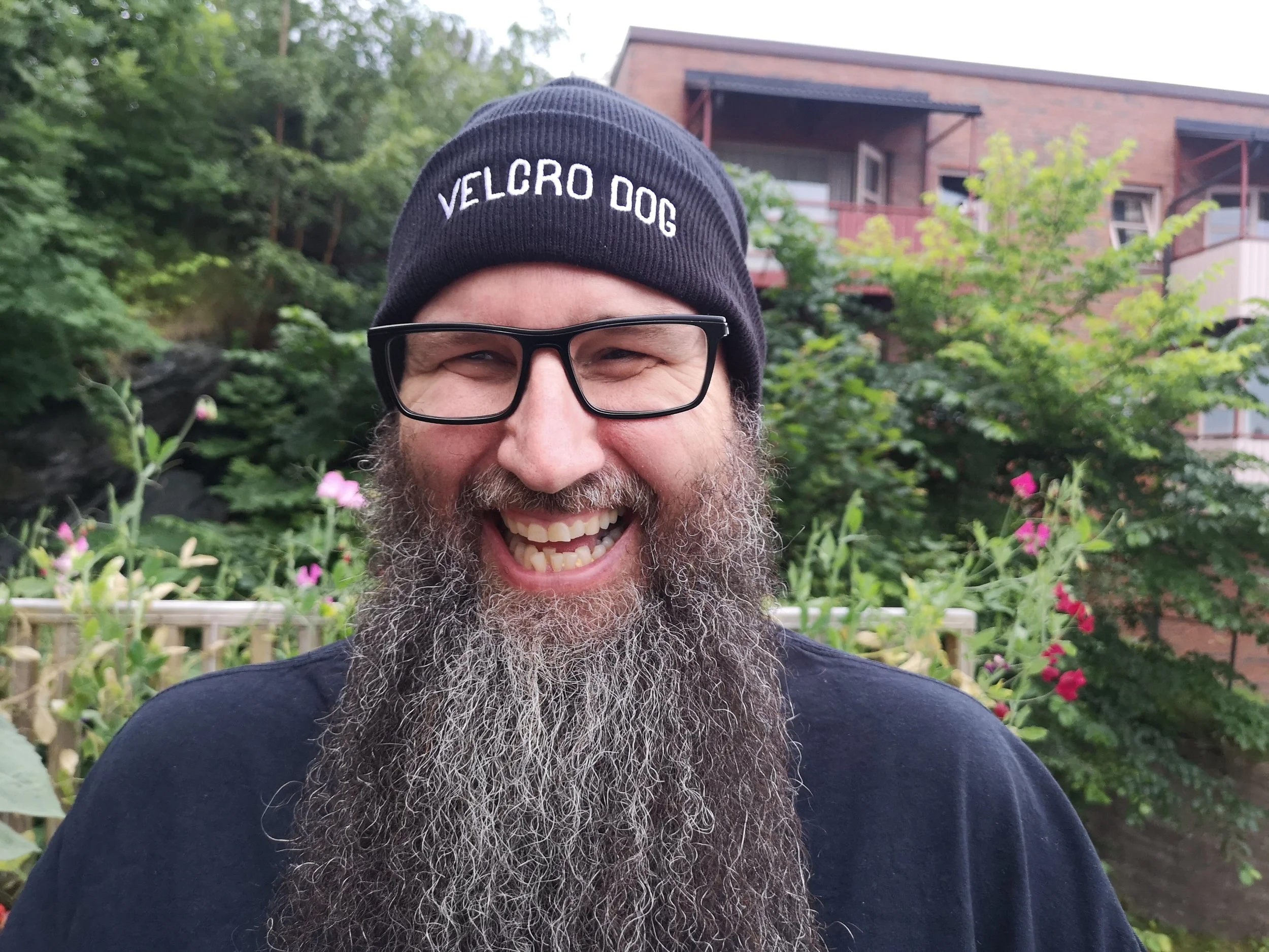 logo-beanie-black-model.jpg