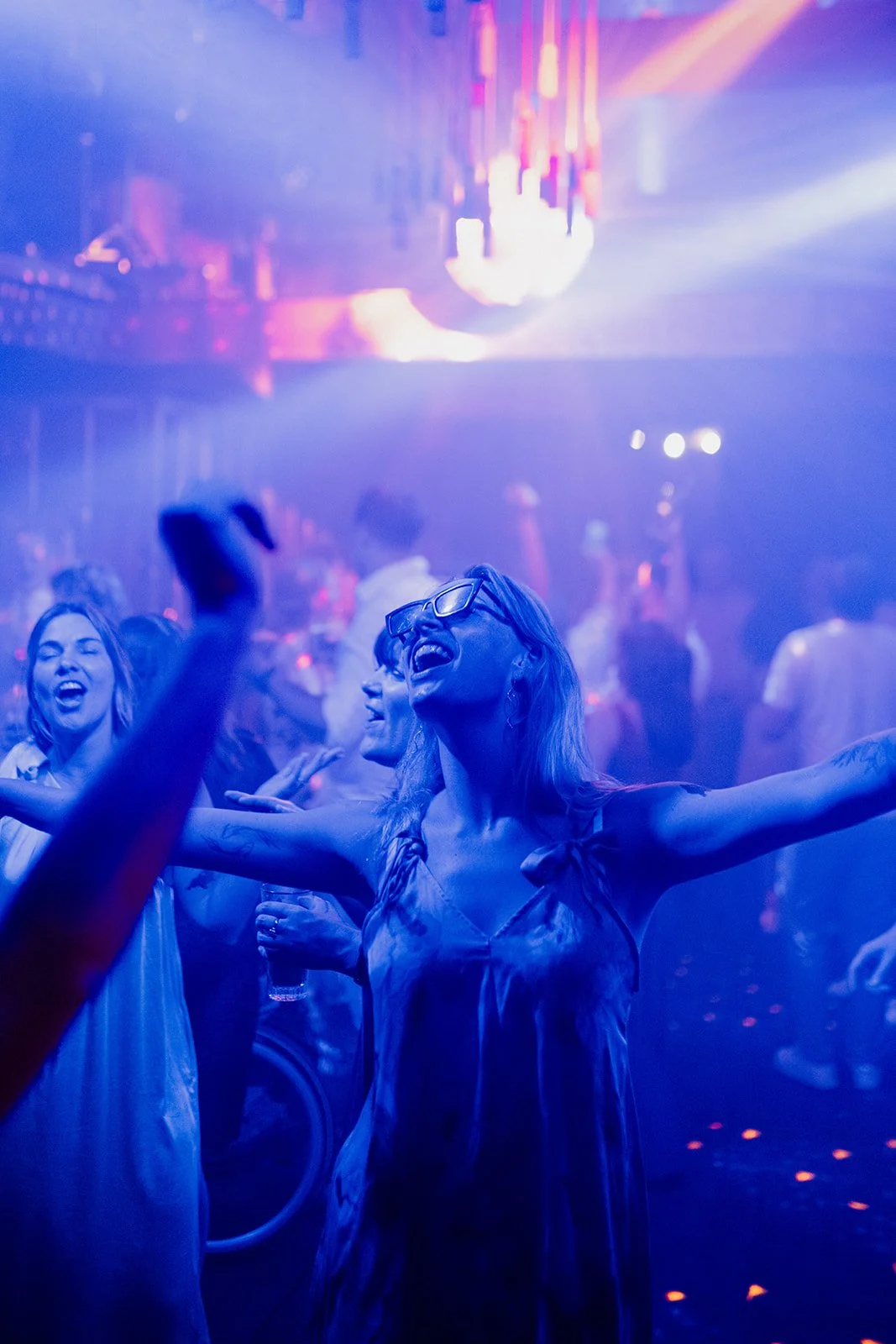 B2 Photography Jakob Hallaert  - Mensen dansen en hebben plezier in een kleurrijke discotheek met neonlichten en een discobal.