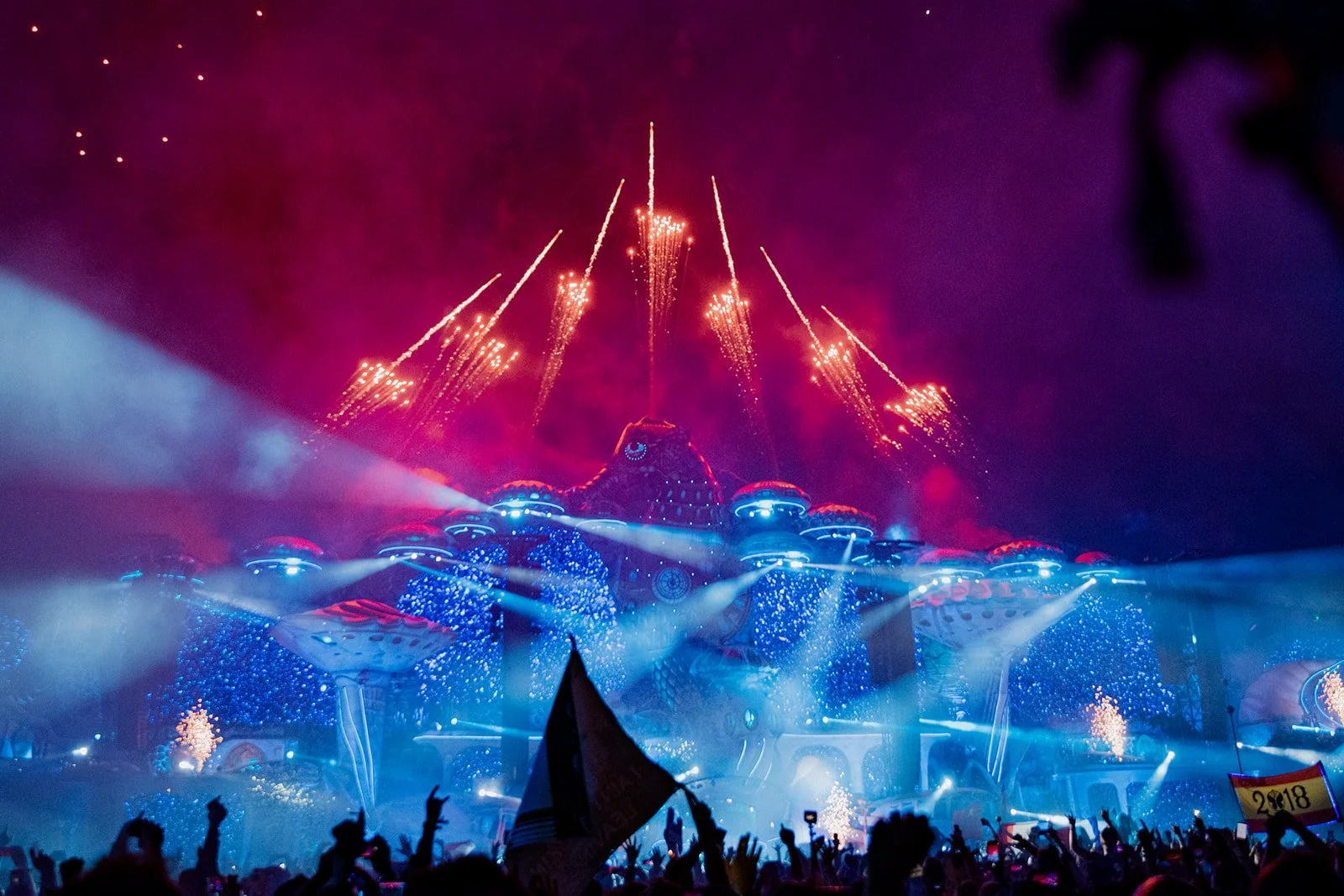 B2 Photography Jakob Hallaert  - Een LED-scherm met vuurwerk boven een muziekfestival met een publiek dat juicht.