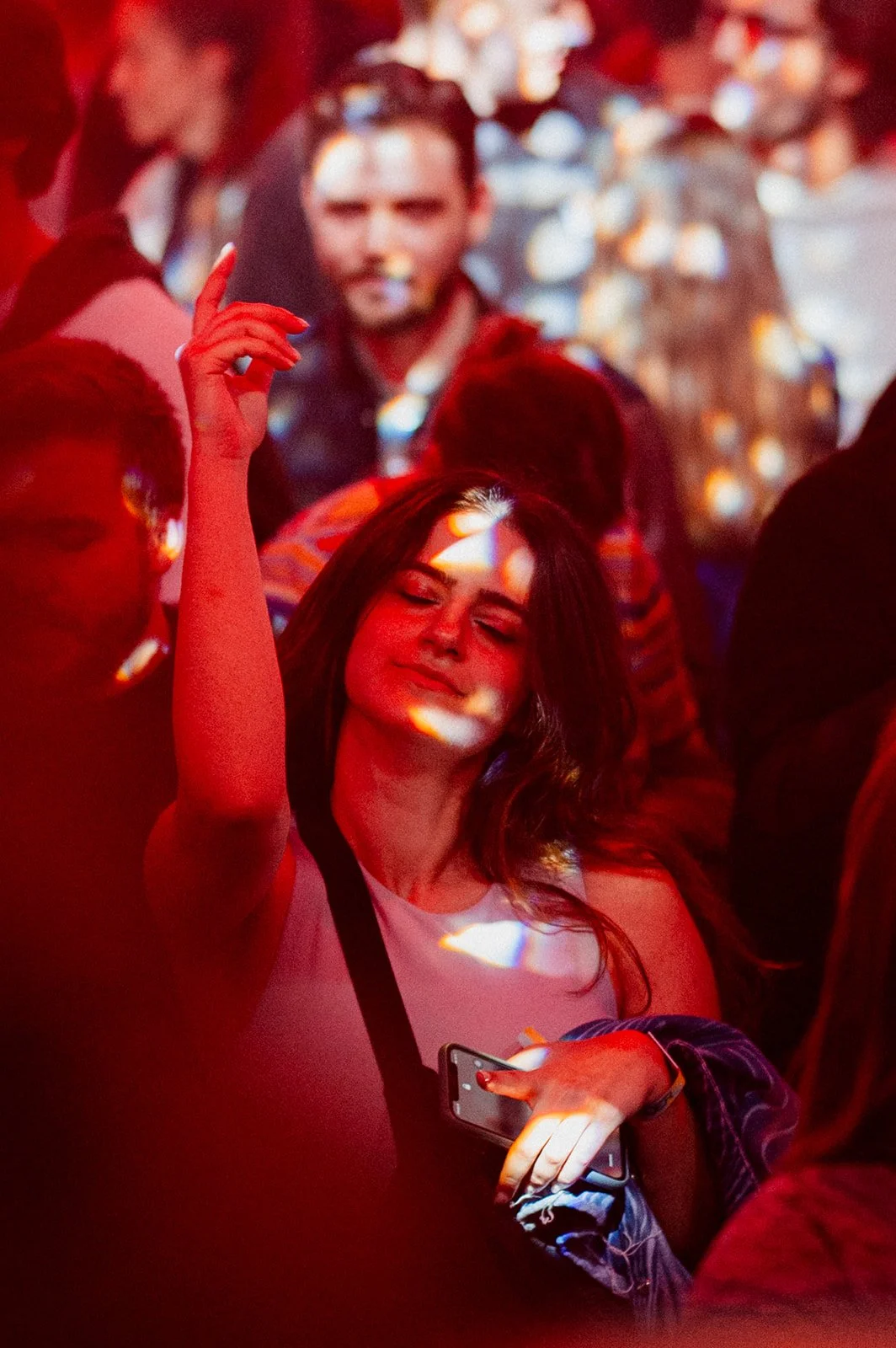 B2 Photography Jakob Hallaert  - Een vrouw geniet van muziek en danst op een feest, omringd door andere mensen.