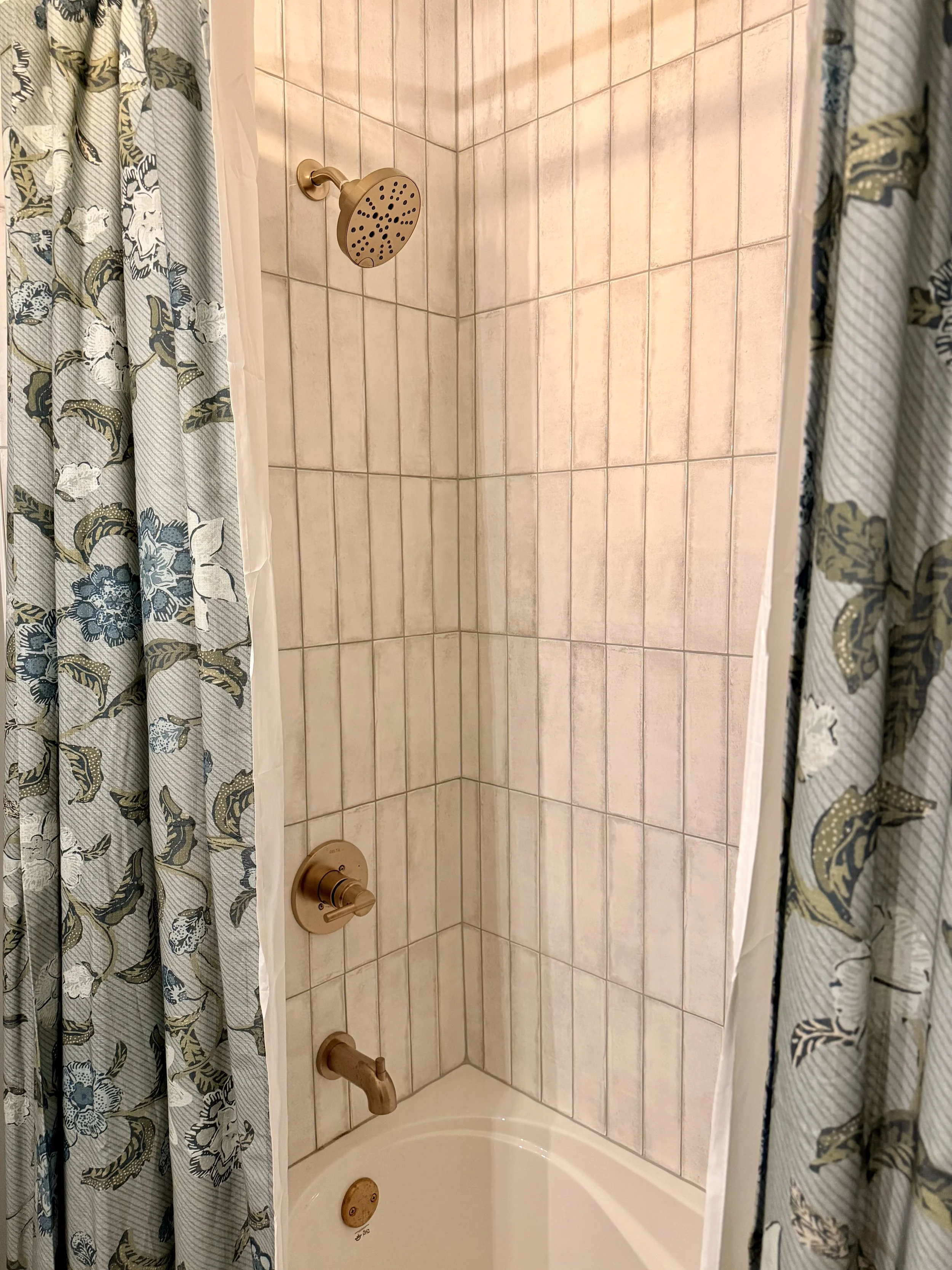 GUEST BATHROOM SHOWER. 