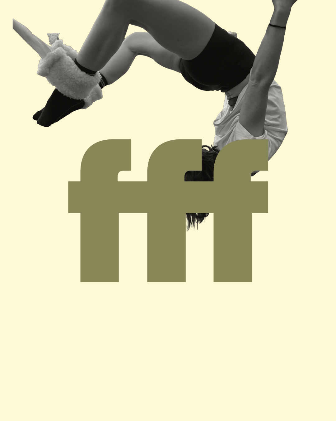 Een zwart-wit foto van een persoon die een kind op de schouders draagt, met het Facebook-logo groot in het midden.