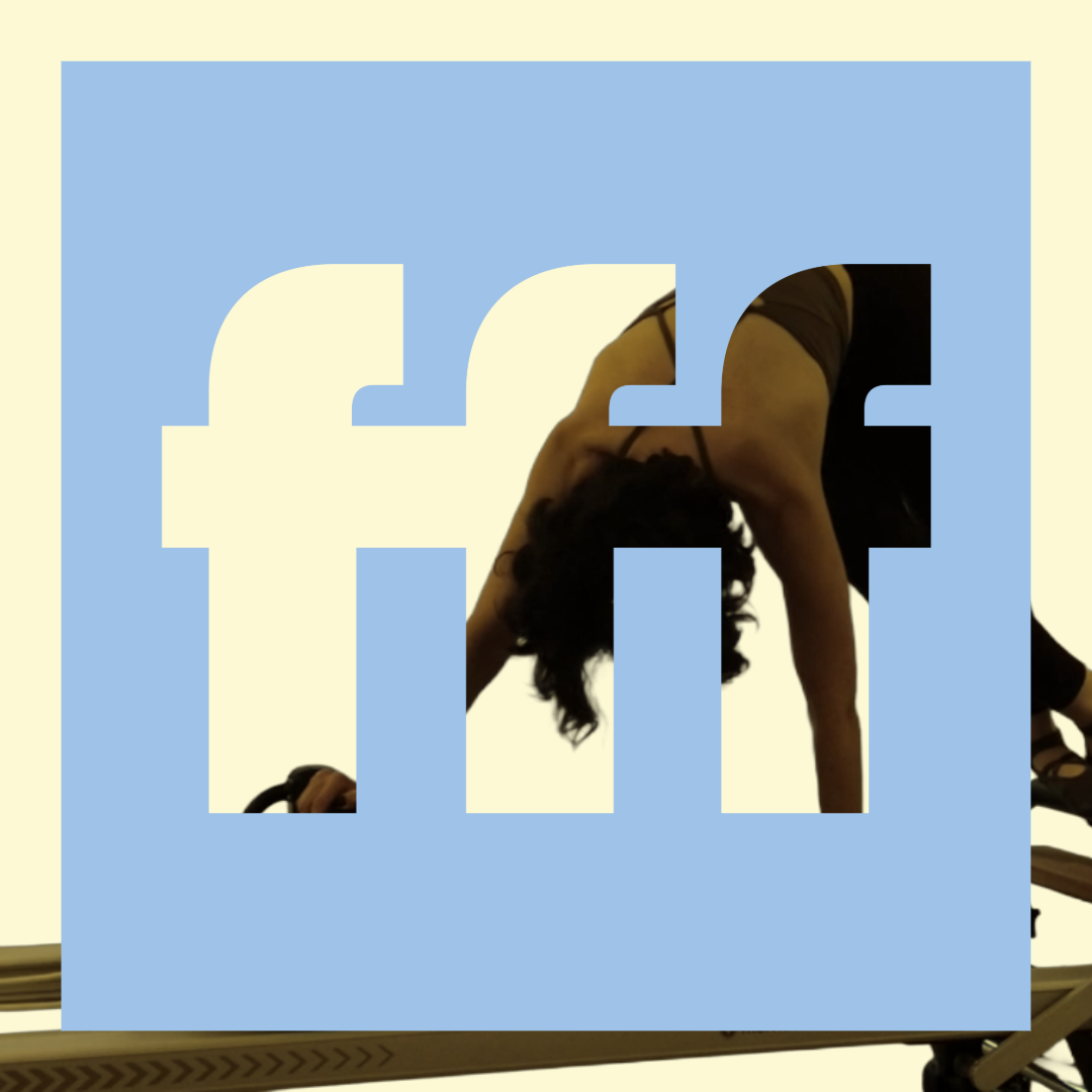 Een persoon die in een yoga- of gymnastiefoefening op haar handen en knieën staat, met een F-logo van Facebook erover heen.