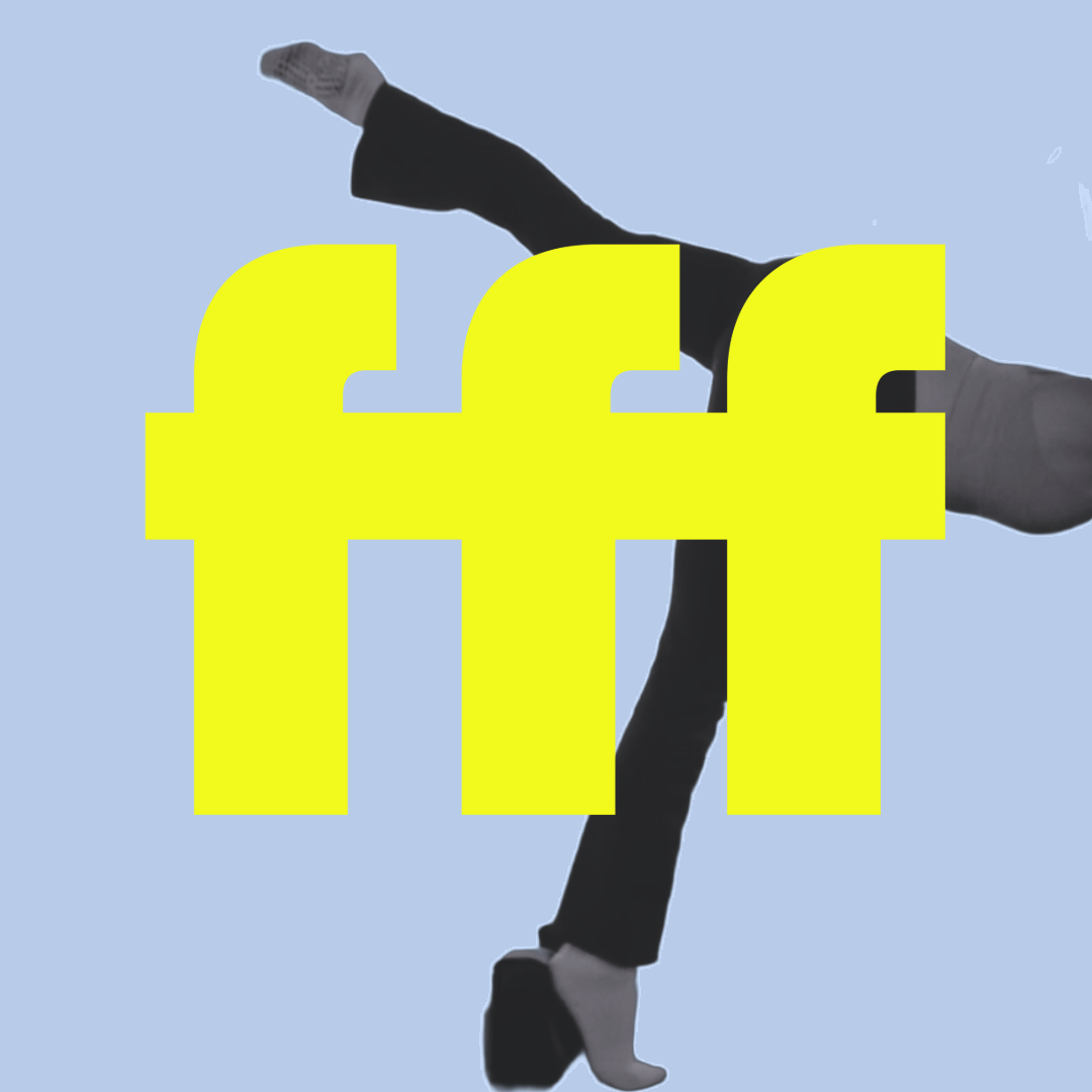 Vrouw die een handstand doet met een grote, gele hashtag in de voorgrond