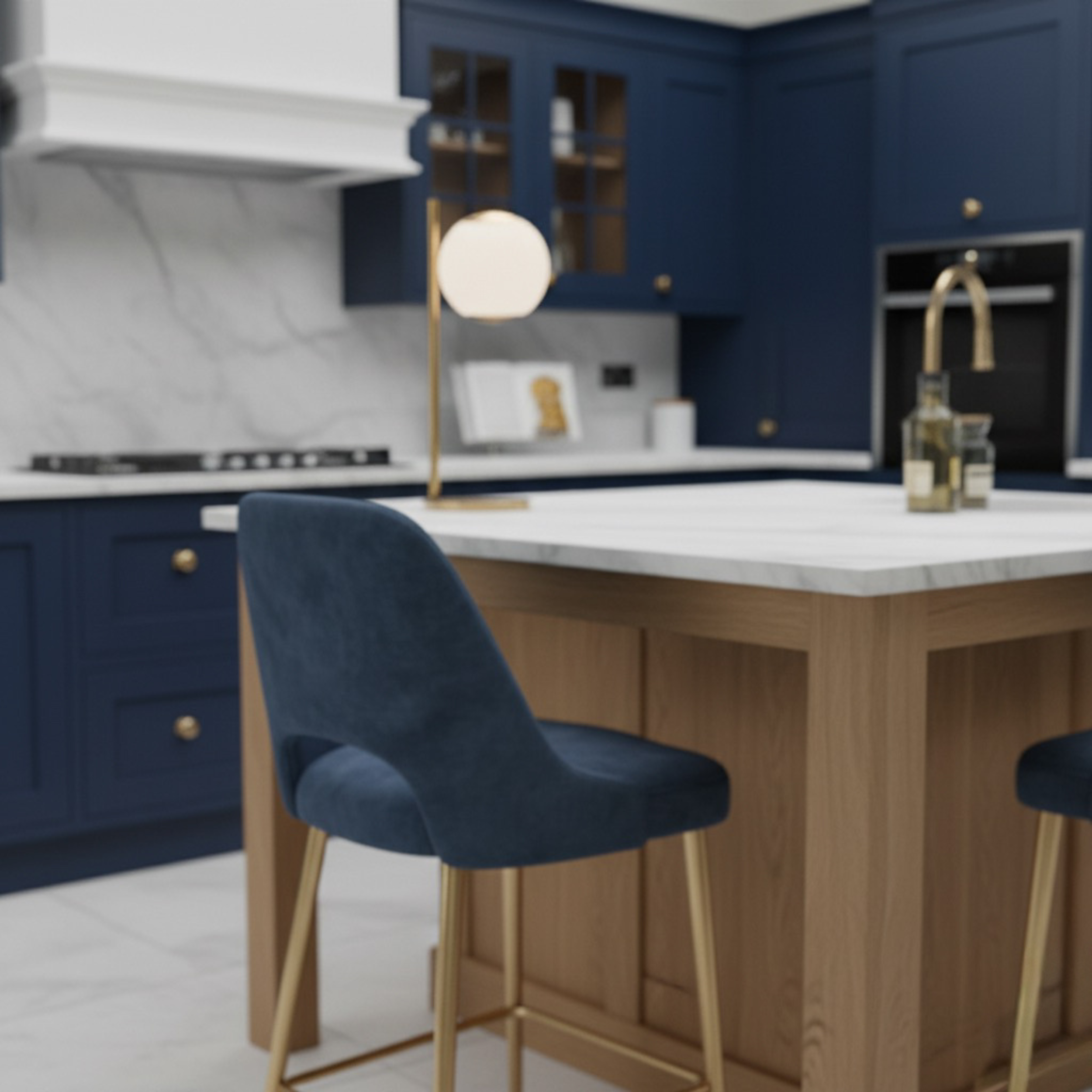 Interior de una cocina moderna con armarios azul oscuro y blancos, una lámpara de pie en color dorado y sillas azules junto a una mesa de madera.