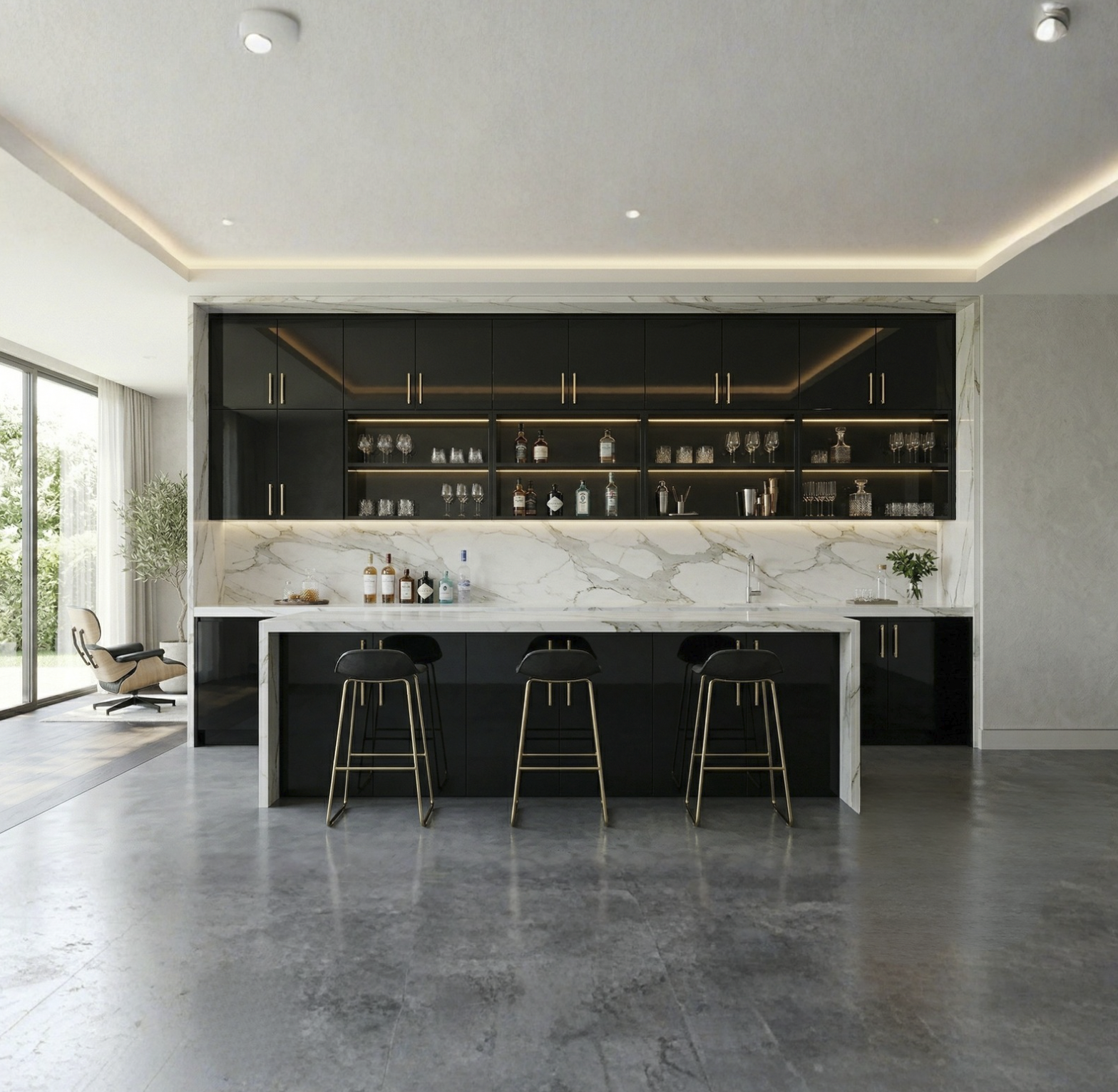 Cocina moderna con mesa de mármol y barra con tres sillas negras y base dorada.