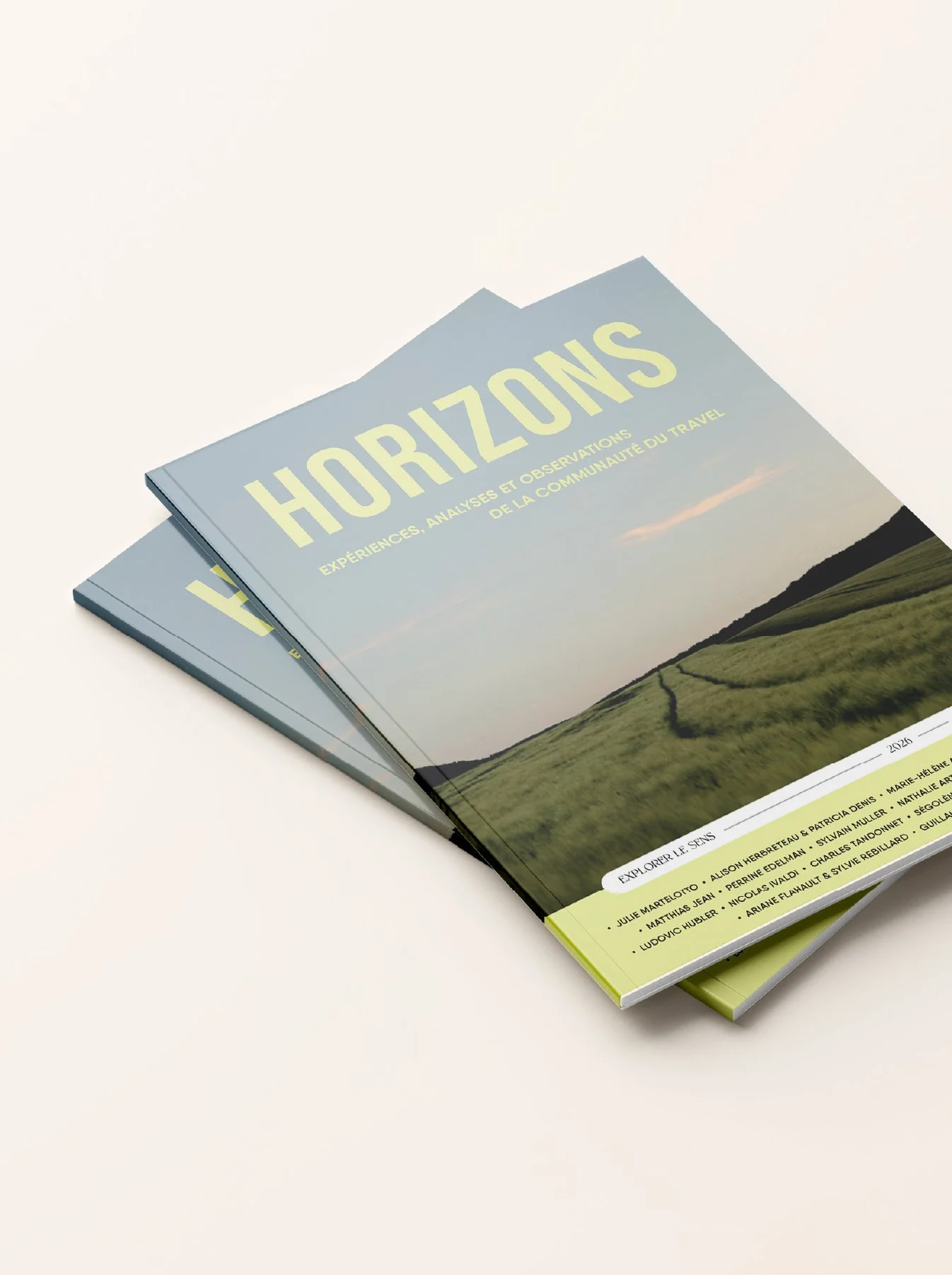 Couverture d'un magazine dans le secteur du tourisme, intitulé "HORIZONS" avec une photo de paysage de collines verdoyantes et un ciel bleu.