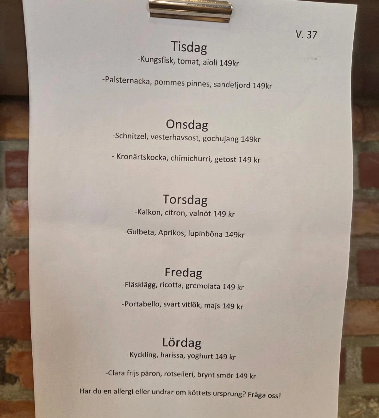 &Auml;ntligen m&aring;ndag gott folk och vi har snickrat f&auml;rdigt meny😍😀 
Spana in den h&auml;r och s&aring; ses vi imorgon😘