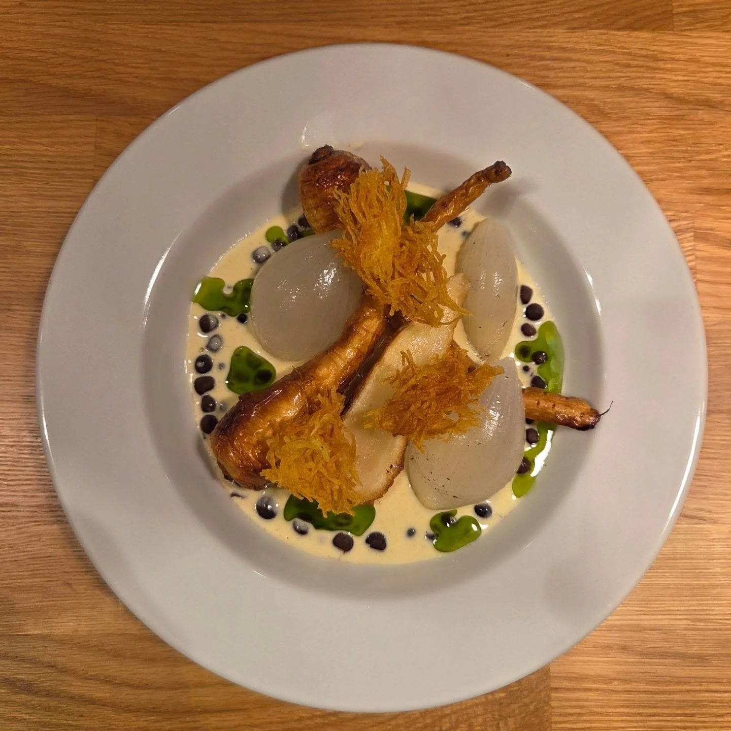 Lillfredag och vi &ouml;ppnar om 5 min😍 
Vad k&ouml;r vi d&aring;? Jo det h&auml;r👇
Palsternacka, dragon, pommes pines, silverl&ouml;k

Eller 

Kungsfisk, zucchini, tomat, aioli