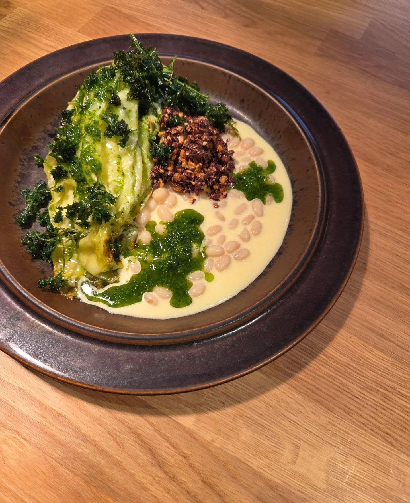 Lillfredag &auml;nd&aring; va och fan vad trevligt vi hade det h&ouml;rreni😘 

Spetsk&aring;l, mandlar, beurre blanc 
-
Kolja, capponata, rostad vitl&ouml;k

Ha det fett, kycklingspett❤️