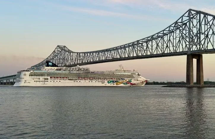 Cruise ship under Philadelphia's Commodore Barry Bridge