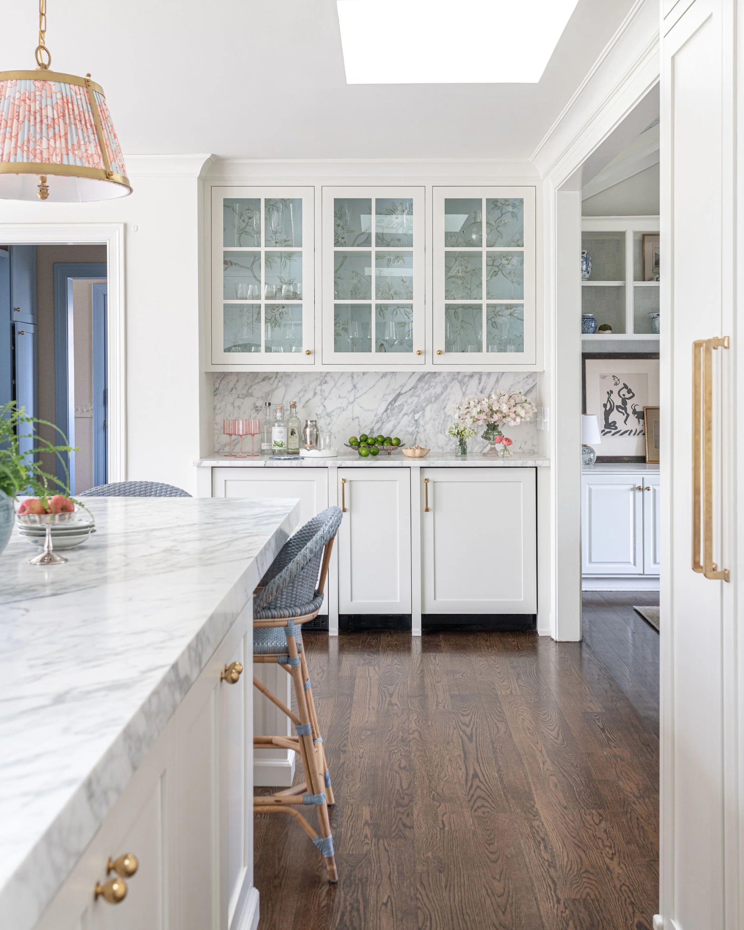 A bright, timeless kitchen designed to feel beautiful and functional ✨ 

photography: @suzythompsonphotography 

#kitcheninspiration #kitchendesign #interiordesigner #nashville #kitchensofinstagram