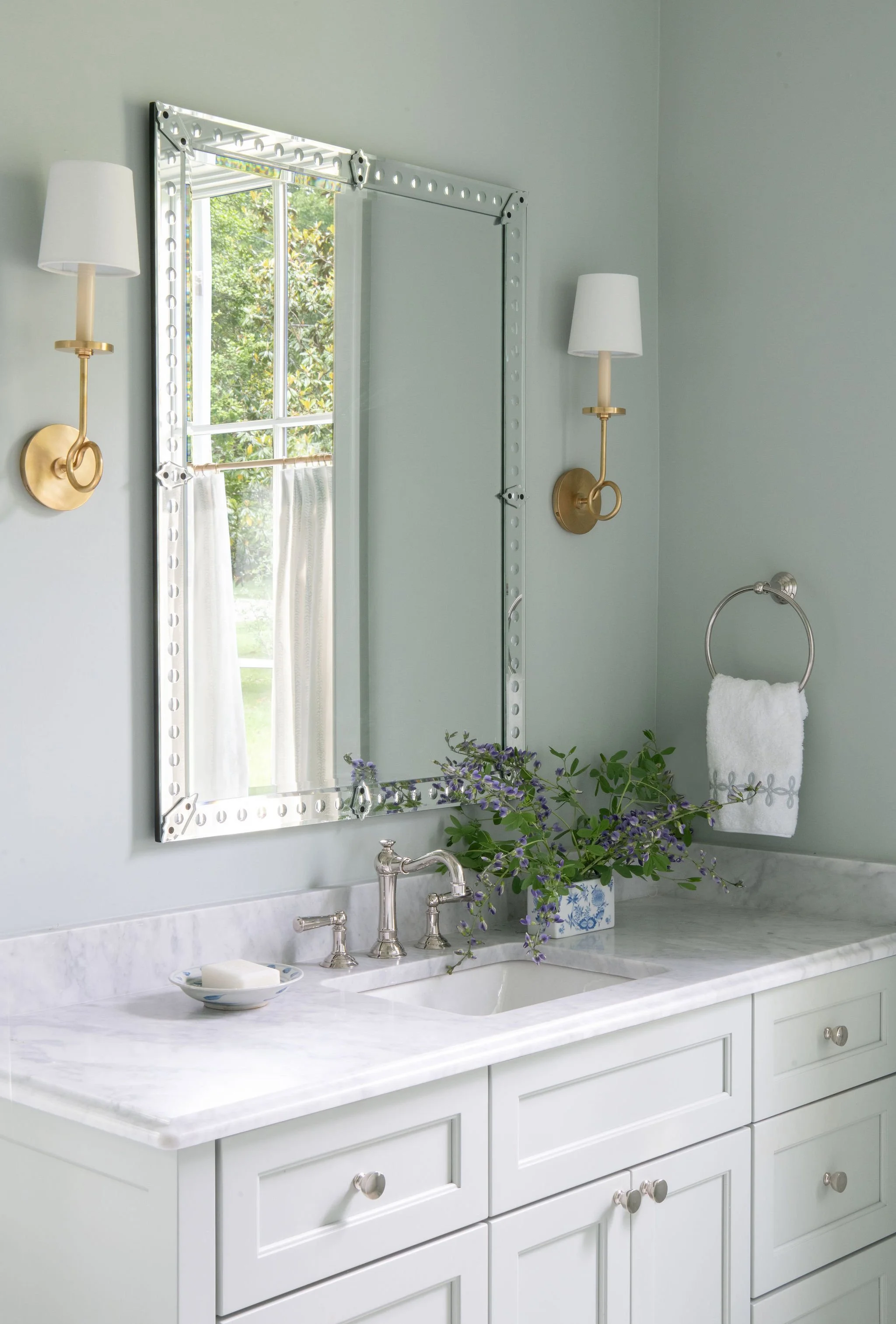 Luxury residential interior design by Kate Figler Interiors in Nashville featuring timeless and layered interiors.