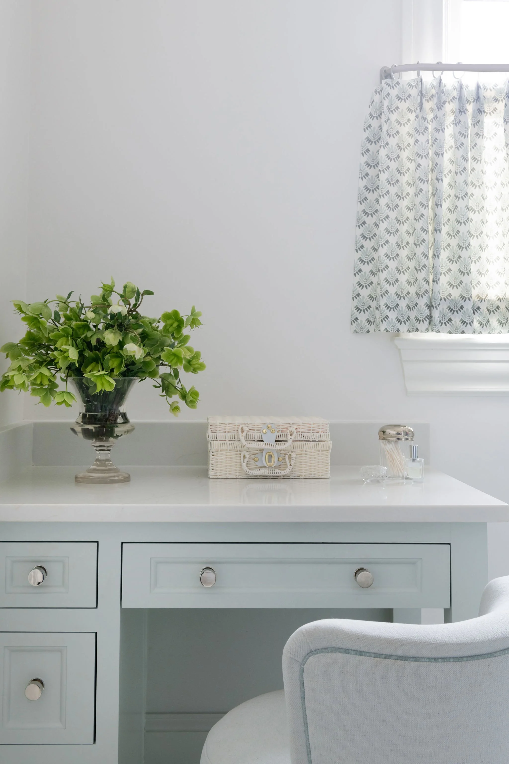 Luxury residential interior design by Kate Figler Interiors in Nashville featuring timeless and layered interiors.