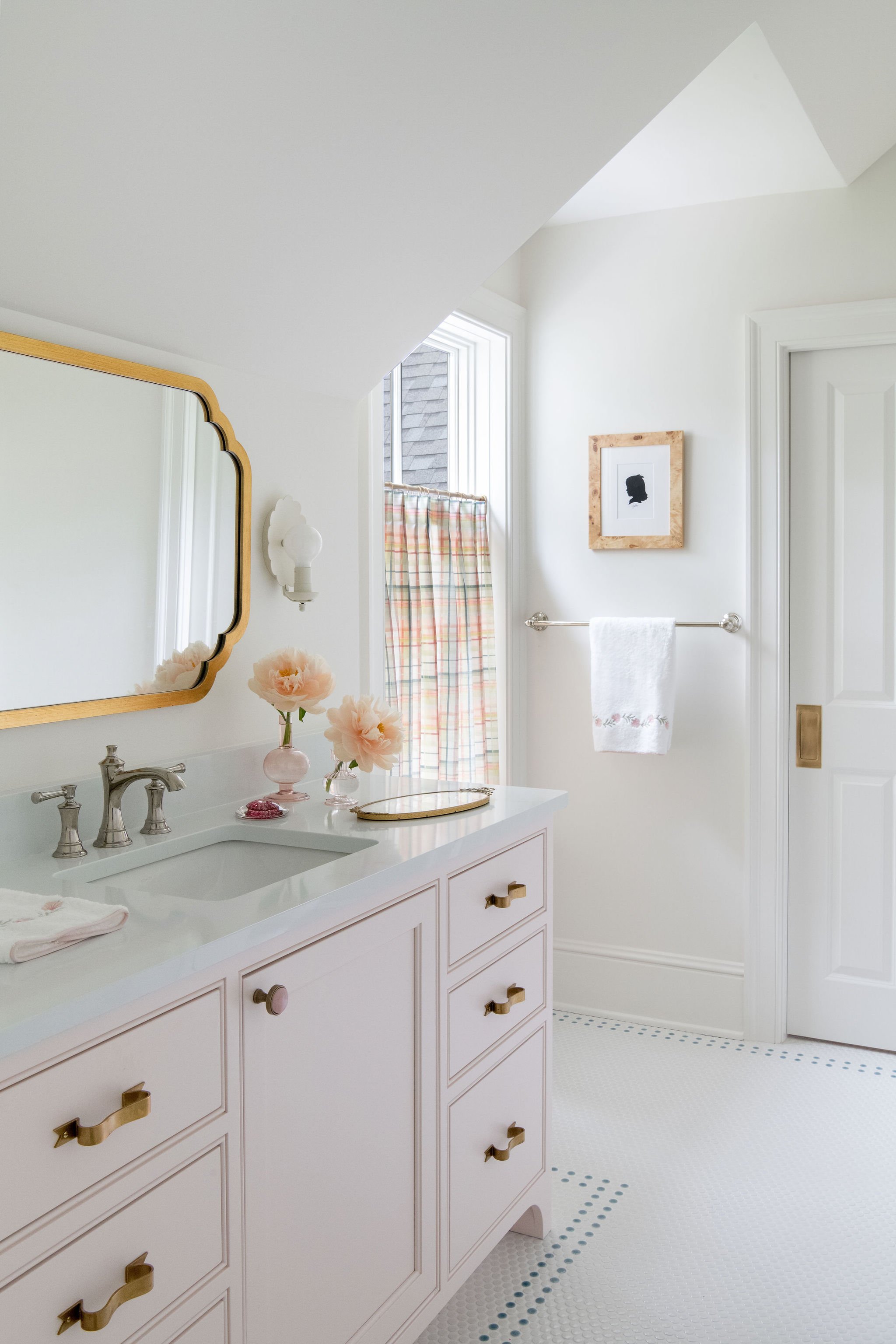 Luxury residential interior design by Kate Figler Interiors in Nashville featuring timeless and layered interiors.