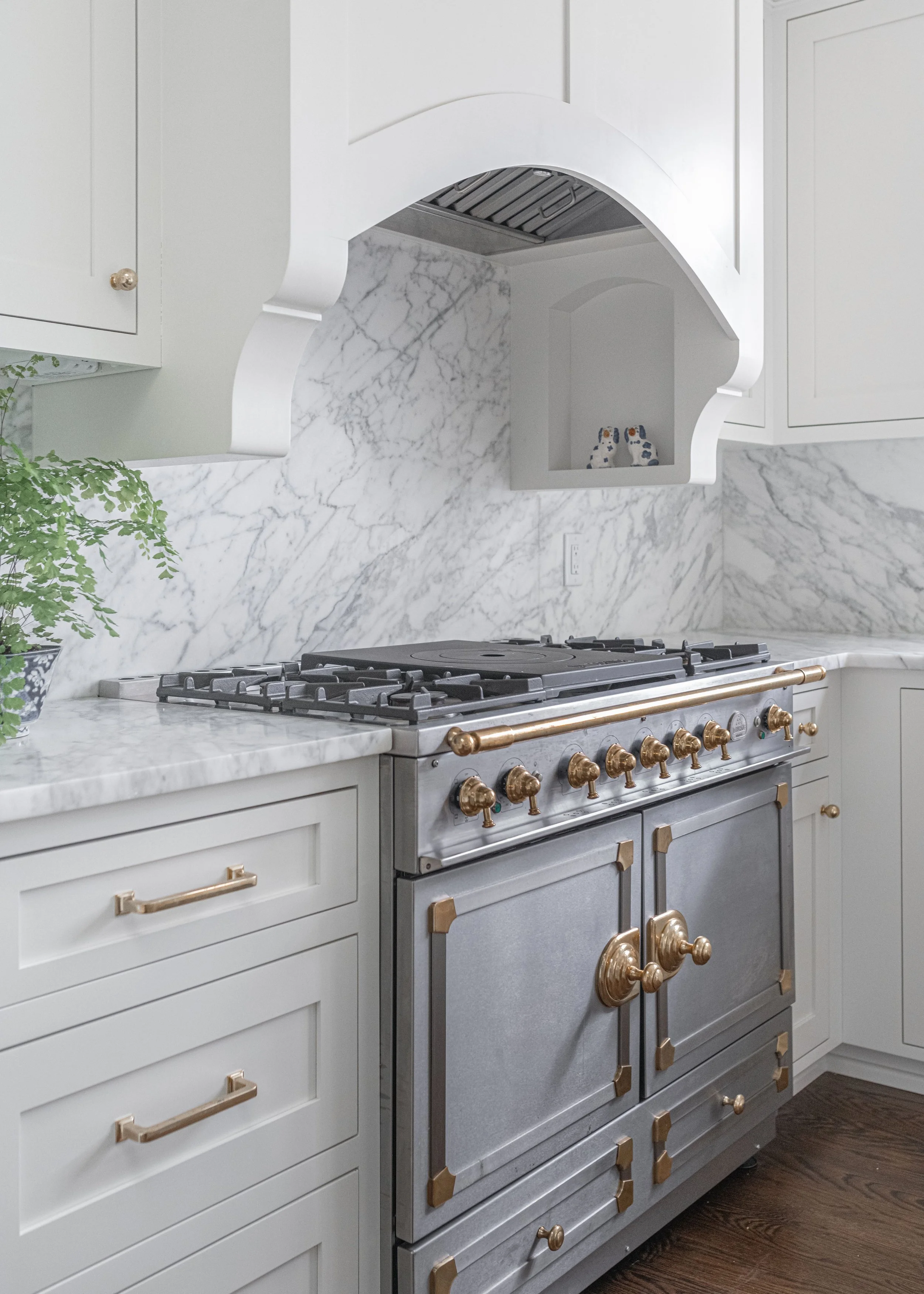 Luxury residential interior design by Kate Figler Interiors in Nashville featuring timeless and layered interiors.