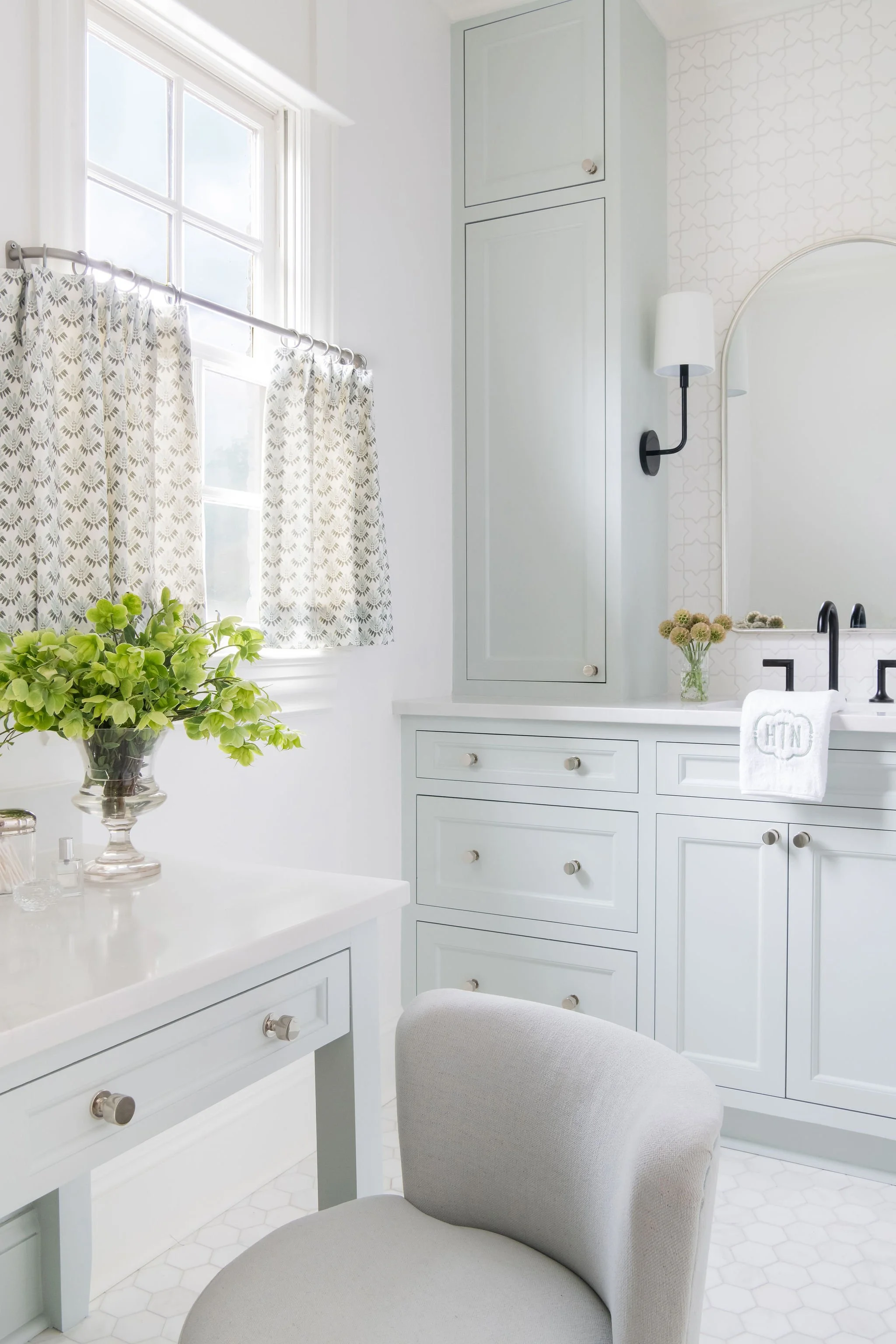 Luxury residential interior design by Kate Figler Interiors in Nashville featuring timeless and layered interiors.