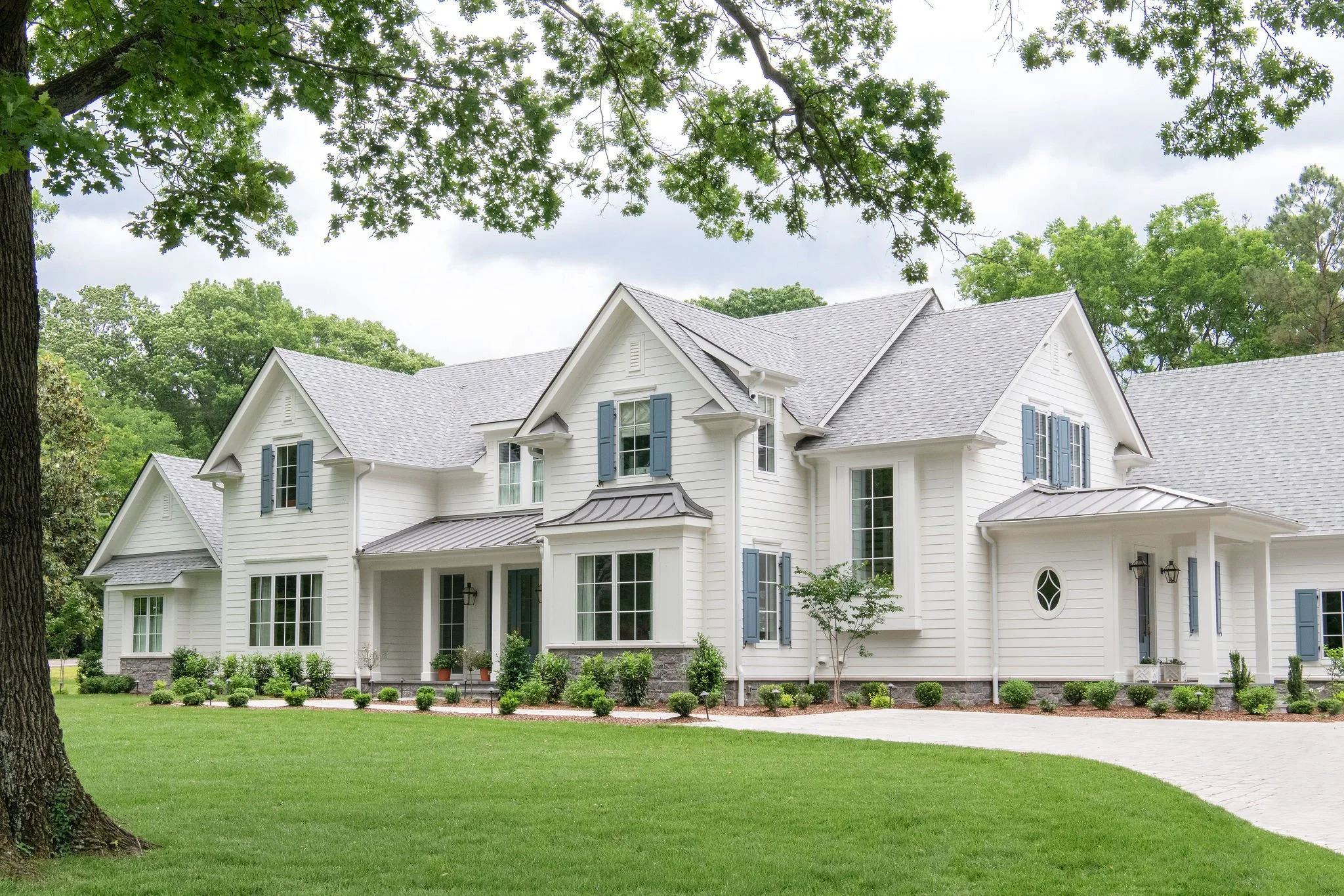 Luxury residential interior design by Kate Figler Interiors in Nashville featuring timeless and layered interiors.