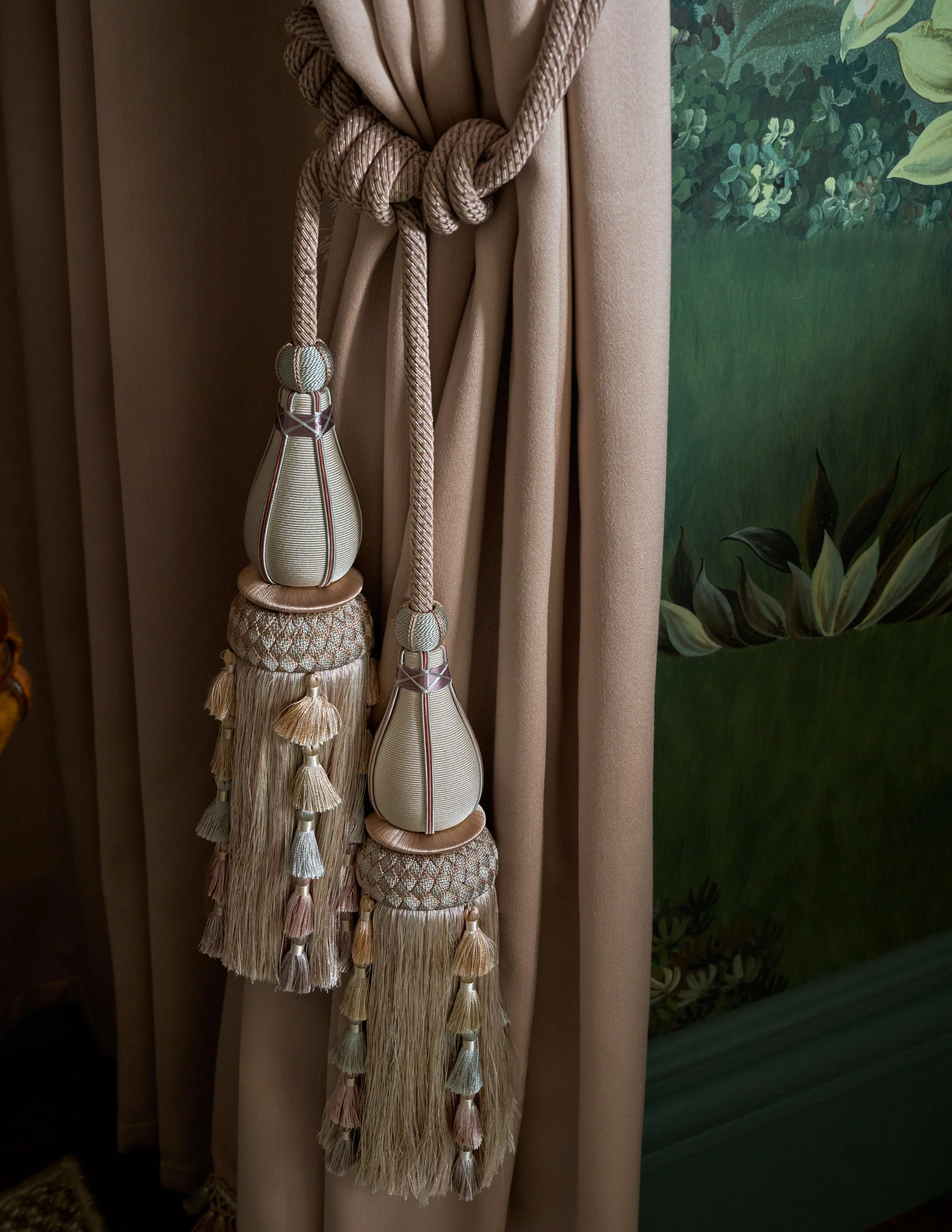 Luxury residential interior design by Kate Figler Interiors in Nashville featuring timeless and layered interiors.