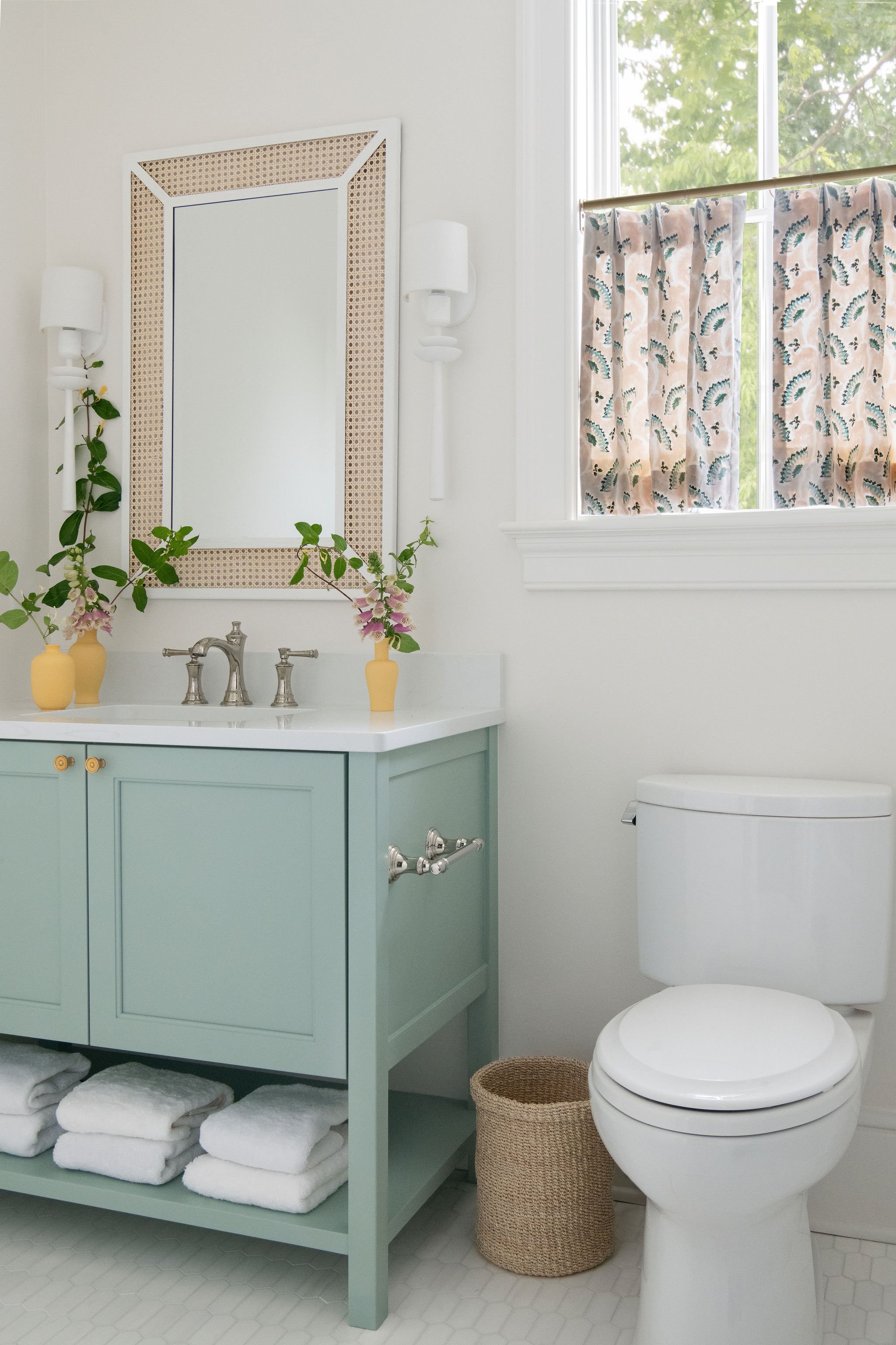 Luxury residential interior design by Kate Figler Interiors in Nashville featuring timeless and layered interiors.