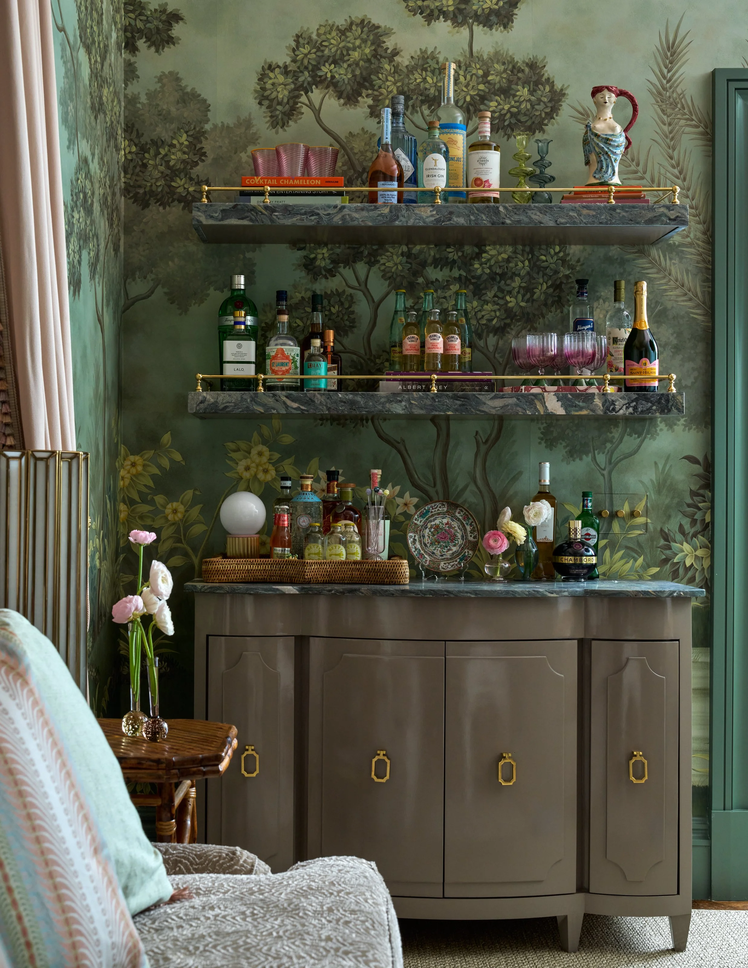 Luxury residential interior design by Kate Figler Interiors in Nashville featuring timeless and layered interiors.