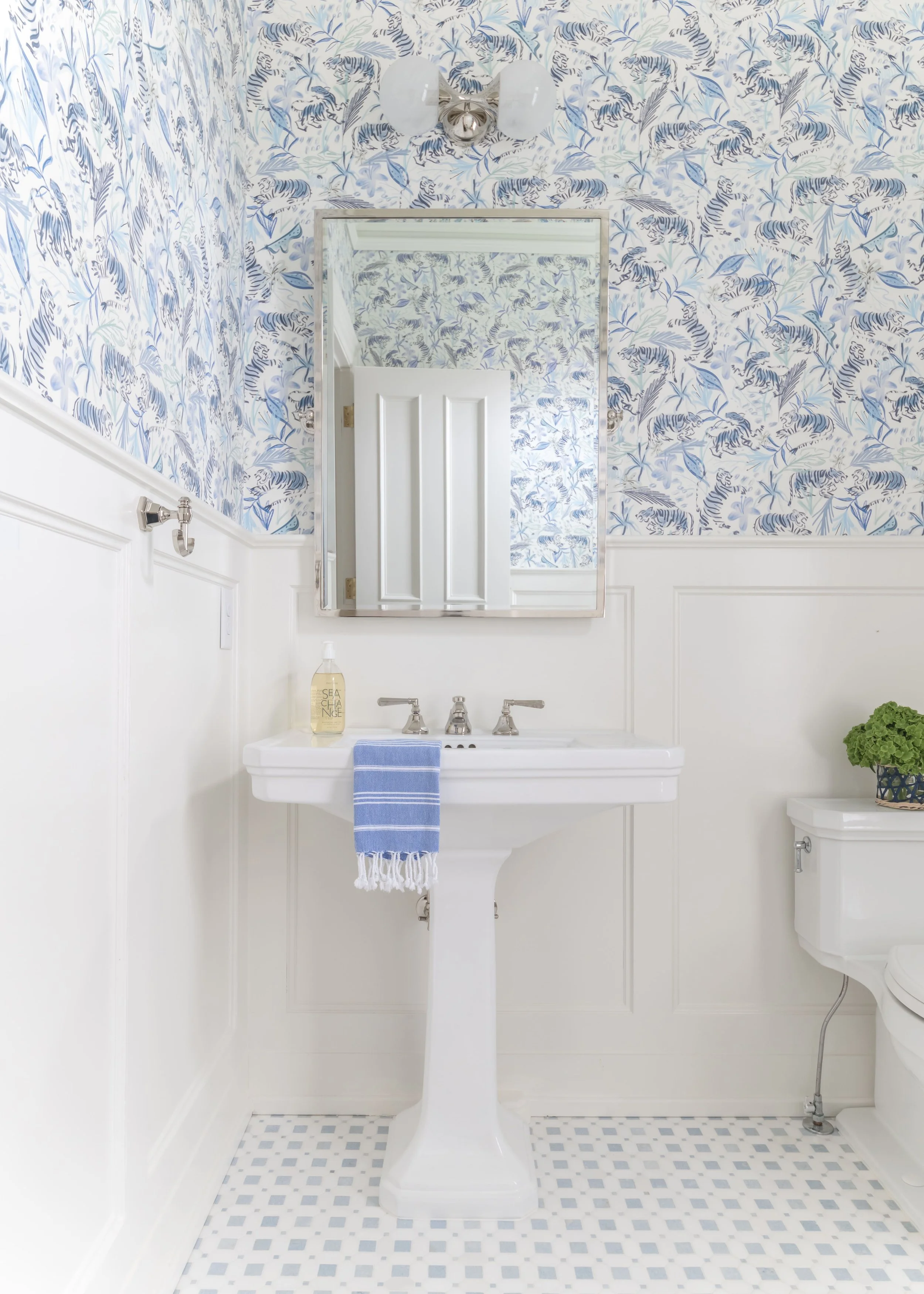 Luxury residential interior design by Kate Figler Interiors in Nashville featuring timeless and layered interiors.