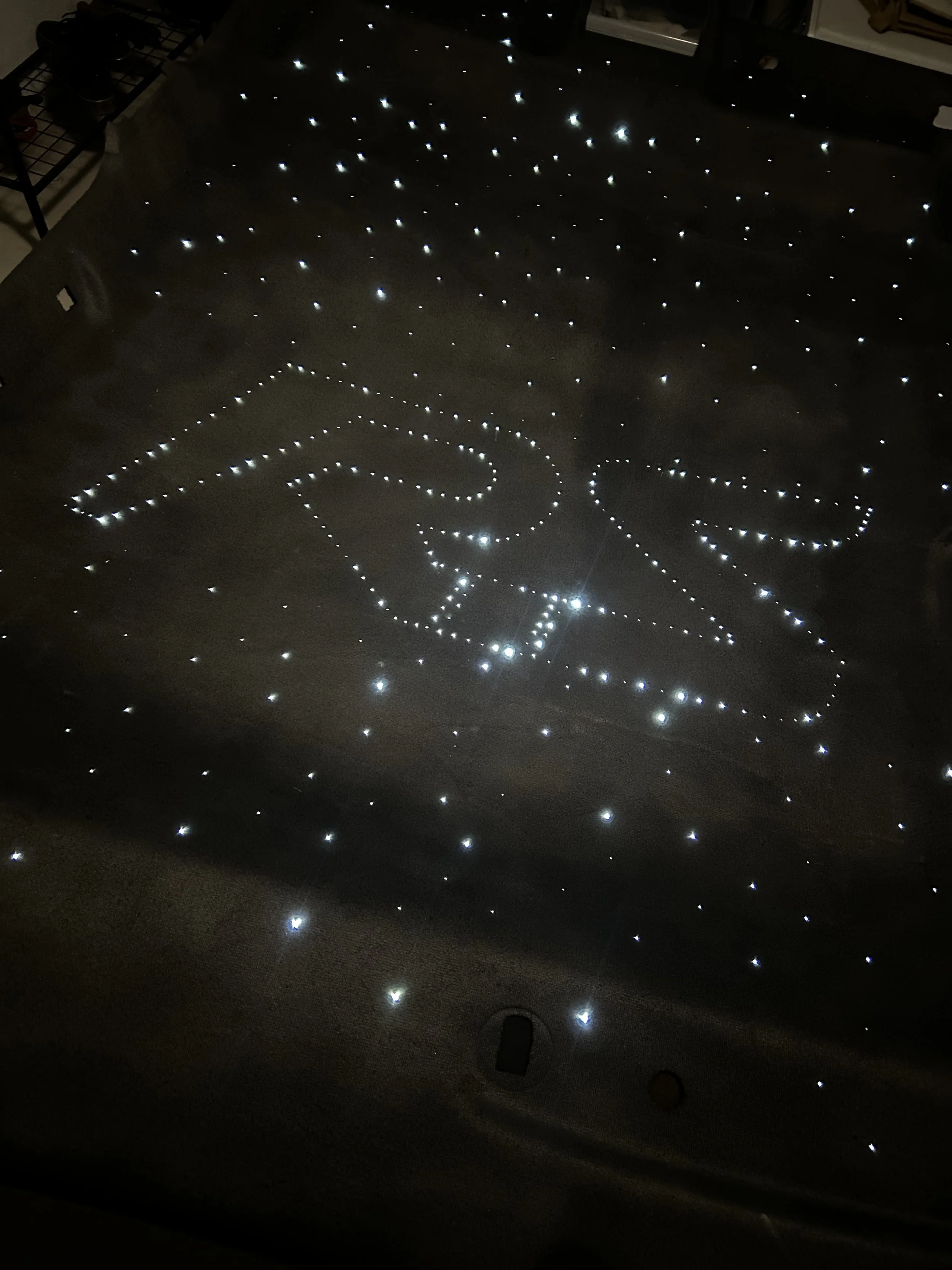 Une surface de bain avec des LED qui créent un motif lumineux en forme de lettre ou symbole.